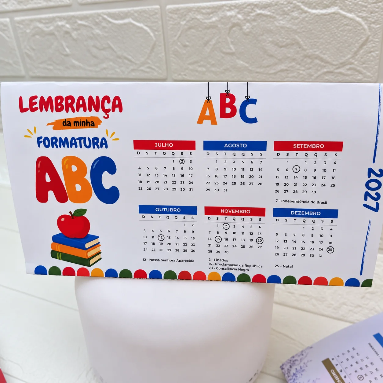 8 Modelos de Calendários de Mesa 2027 Editáveis no Canva — amostra 3: Arquivo digital com 8 modelos de calendários de mesa…