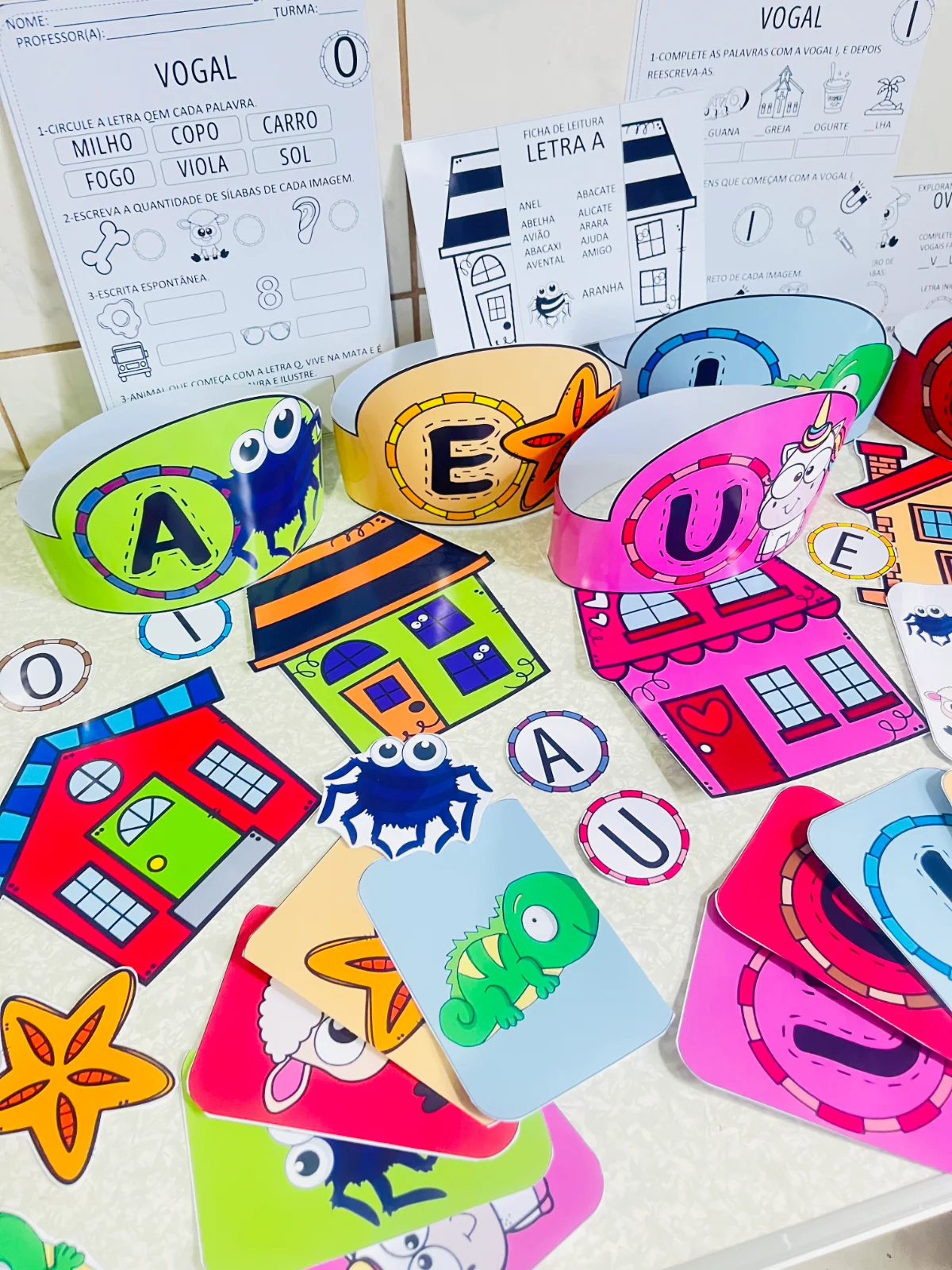 A Casa das Vogais – Atividade Lúdica de Alfabetização — amostra 1: 🏠🌈 Chegou a Casa das Vogais!