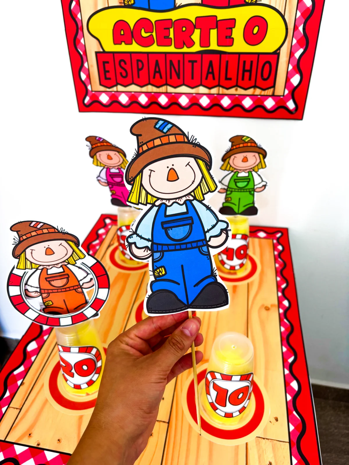 Acerte o espantalho — amostra 1: Se tem uma coisa que as crianças amam, é aprender brincando