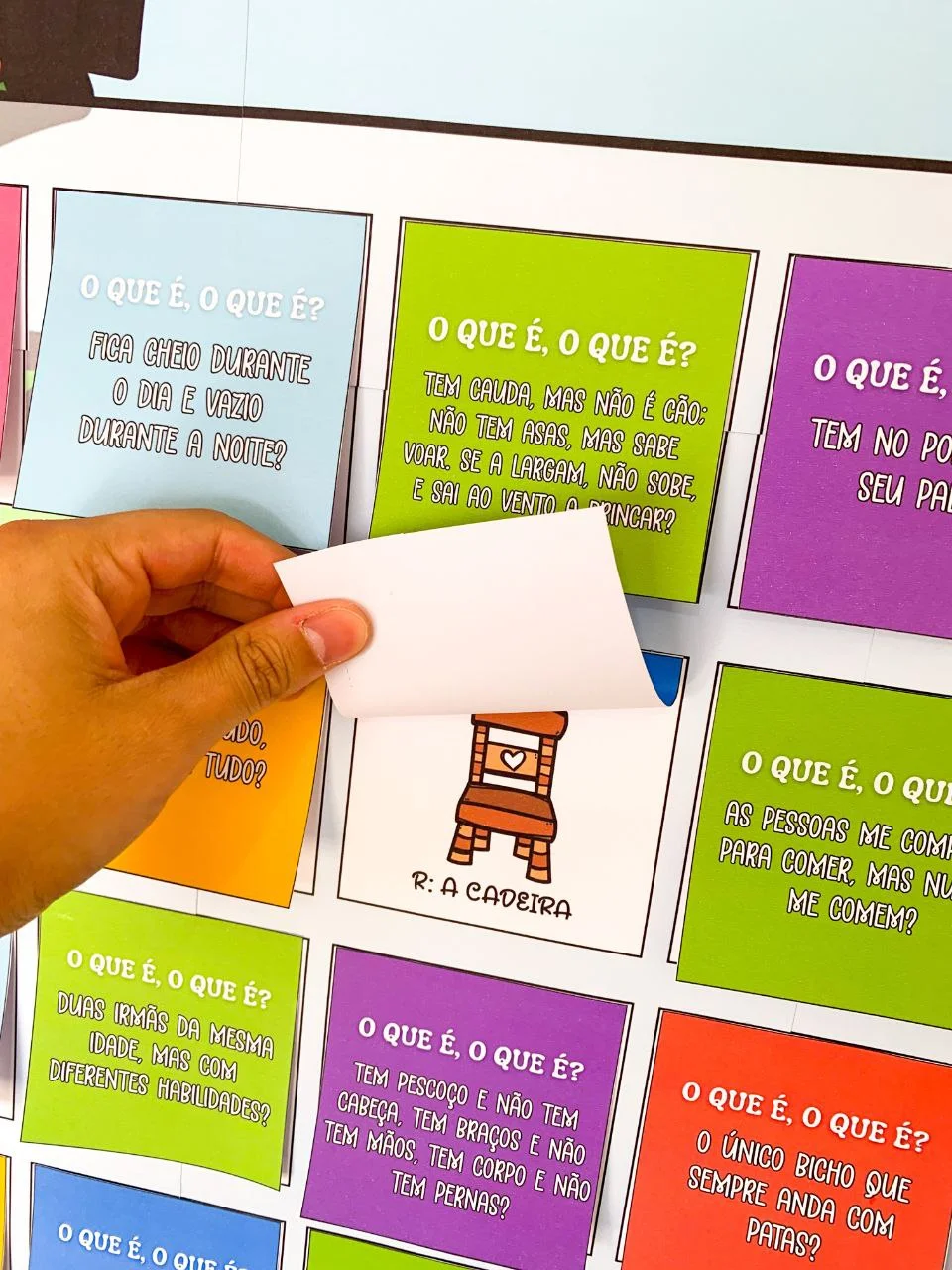 Adivinhas Folclóricas para Imprimir | Cartaz Interativo em PDF — amostra 6: Um painel que é pura brincadeira