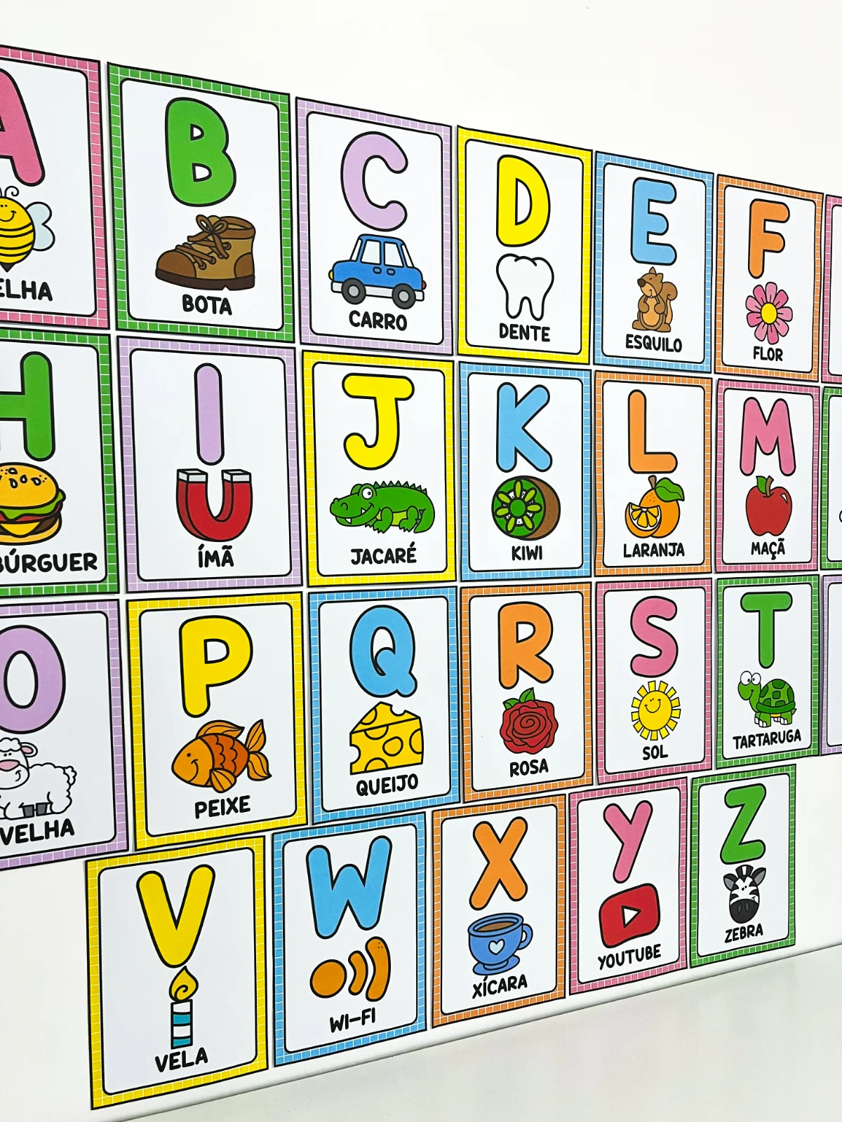 Alfabeto de Parede Ilustrado | Educação Infantil — amostra 3: Alfabeto de parede ilustrado com letras grandes, coloridas e…