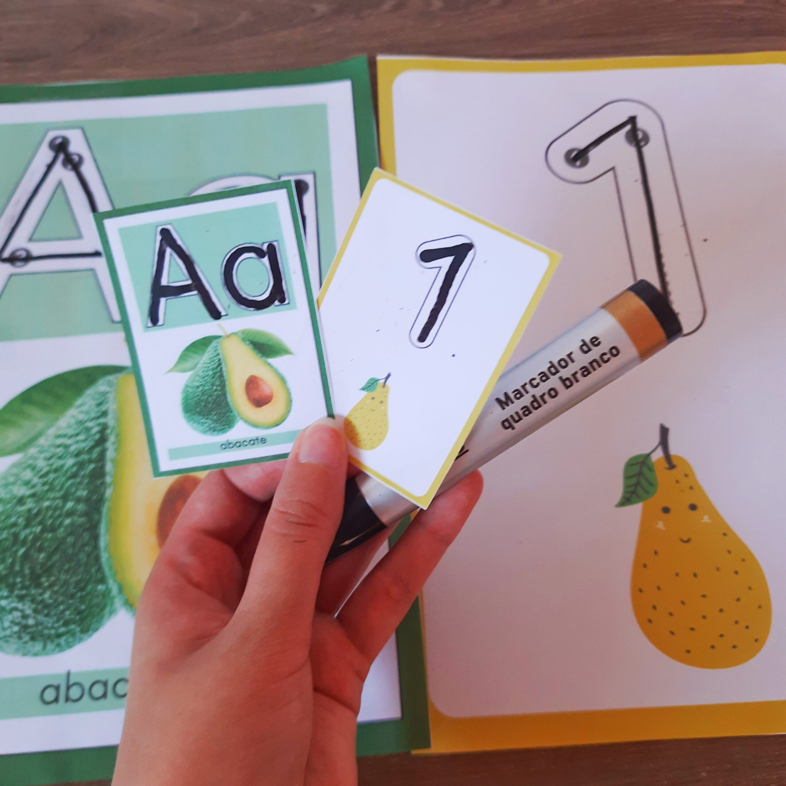 Alfabeto de parede ilustrado + Numerais de 0 a 20 — amostra 7: Organize referências visuais para a turma com alfabeto e…