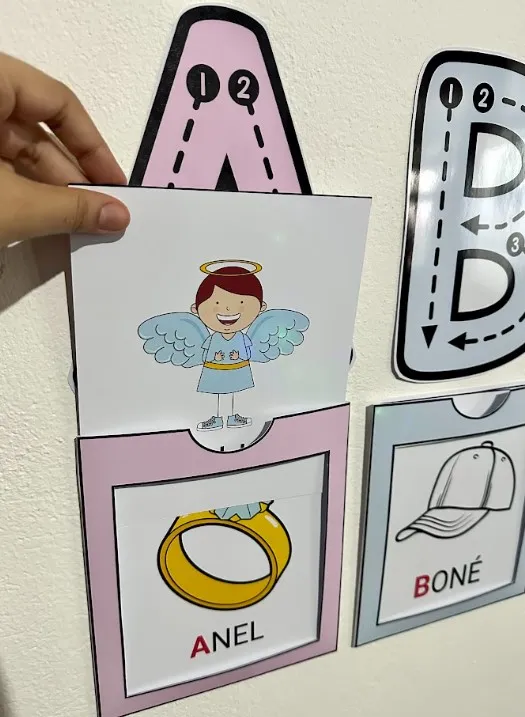 Alfabeto de Parede Interativo com Fichas Ilustradas — amostra 3: Alfabeto de parede com envelopes, letras com traçado e 3…