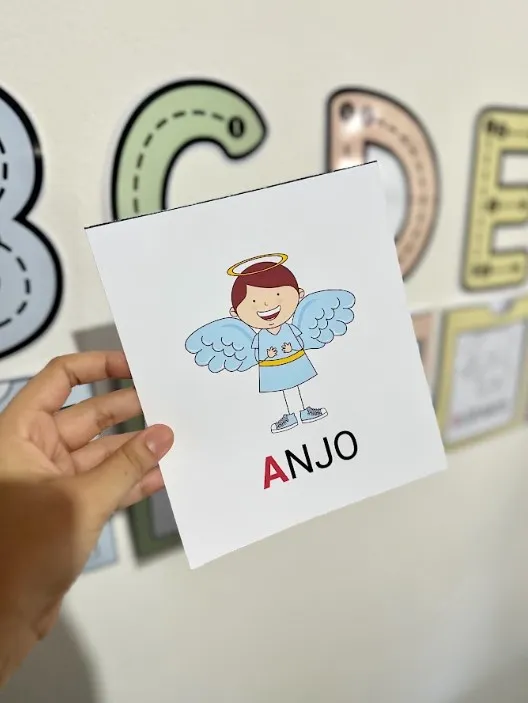 Alfabeto de Parede Interativo com Fichas Ilustradas — amostra 4: Alfabeto de parede com envelopes, letras com traçado e 3…