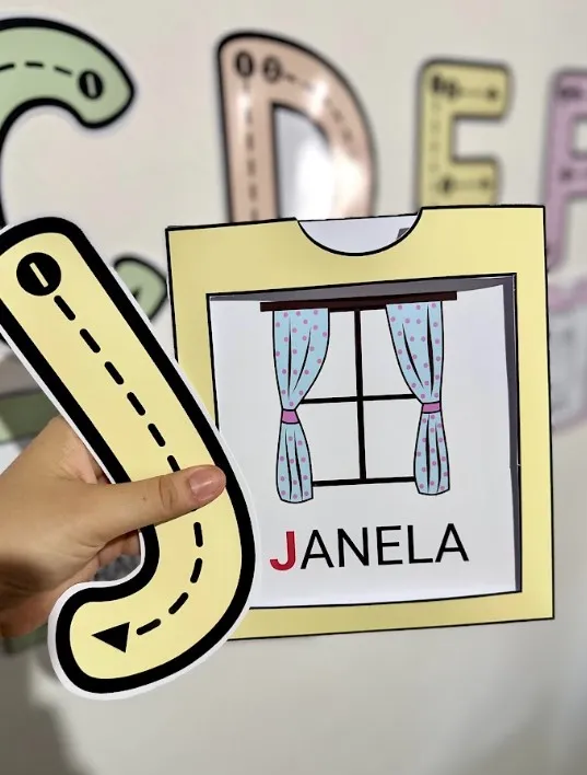Alfabeto de Parede Interativo com Fichas Ilustradas — amostra 5: Alfabeto de parede com envelopes, letras com traçado e 3…