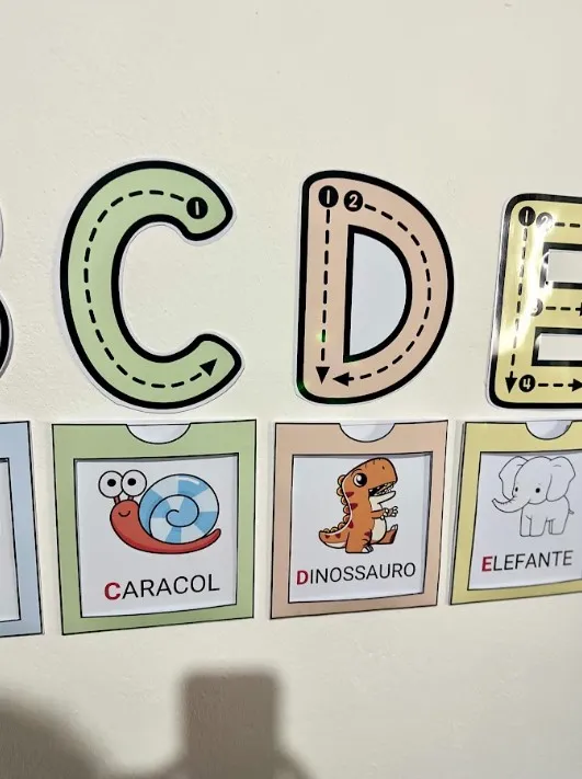 Alfabeto de Parede Interativo com Fichas Ilustradas — amostra 6: Alfabeto de parede com envelopes, letras com traçado e 3…