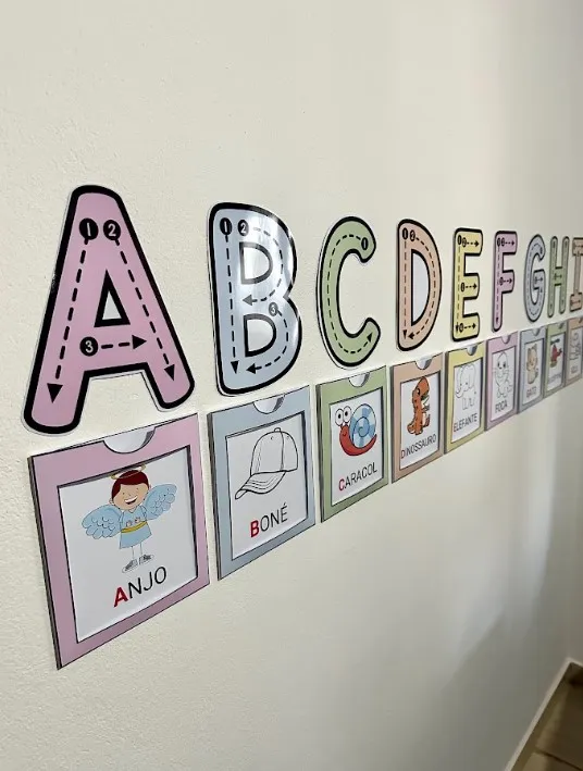 Alfabeto de Parede Interativo com Fichas Ilustradas — Planners e organização para Educação Infantil: Alfabeto de parede com…