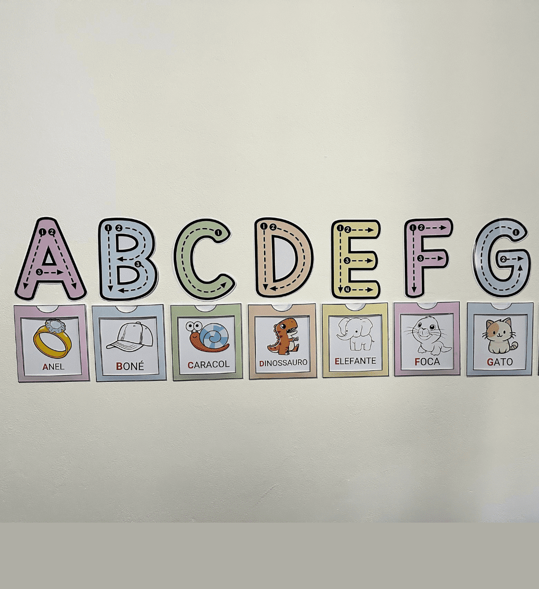 Alfabeto de parede interativo com figuras e desenhos para colorir — amostra 1: Alfabeto de parede para explorar com as…