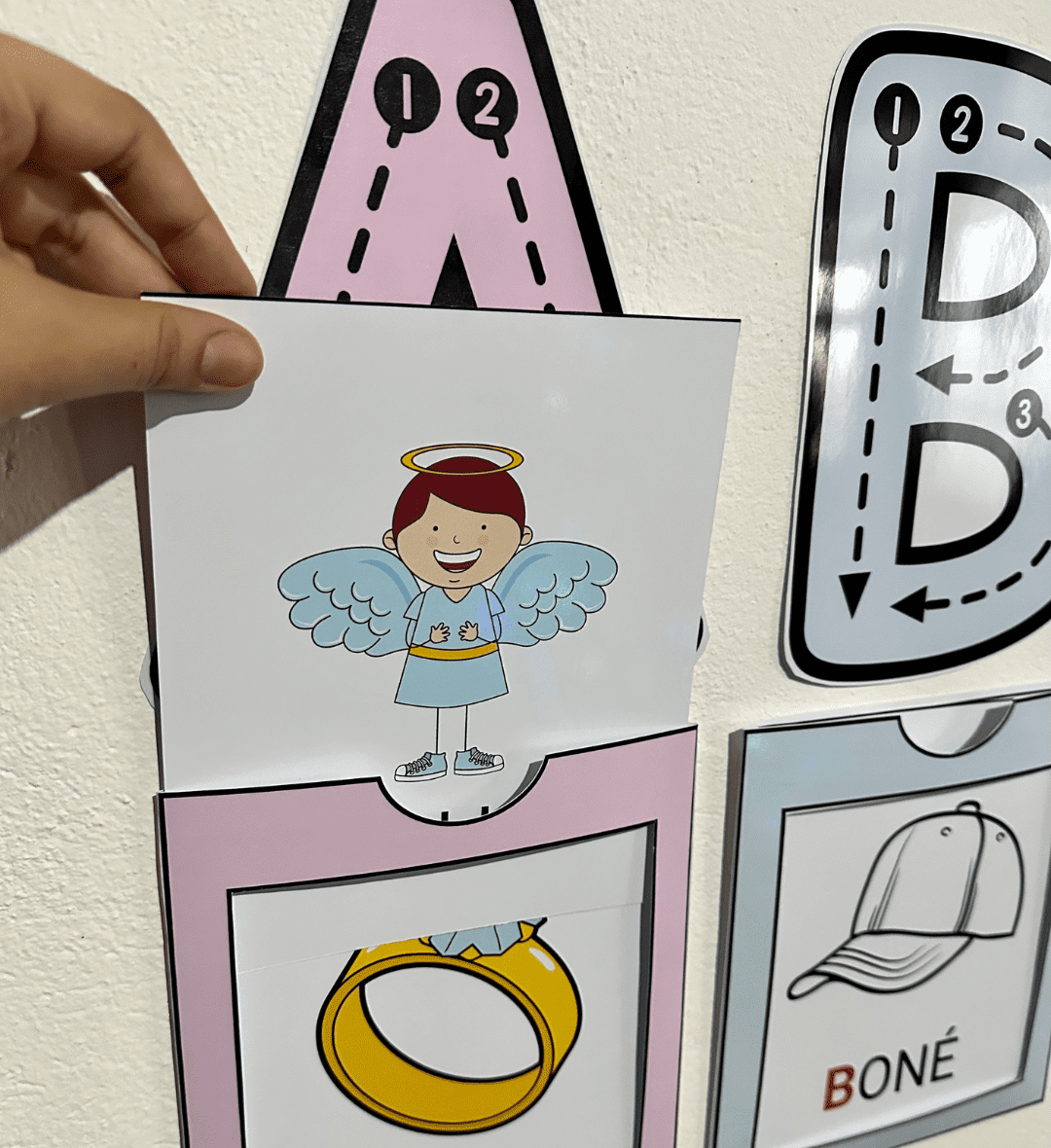 Alfabeto de parede interativo com figuras e desenhos para colorir — amostra 3: Como usar em sala de aula