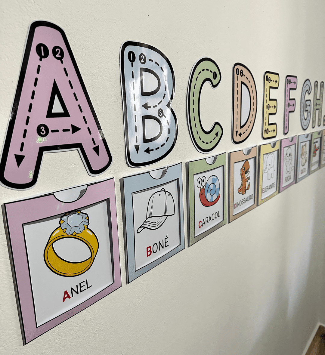 Alfabeto de parede interativo com figuras e desenhos para colorir — capa do material