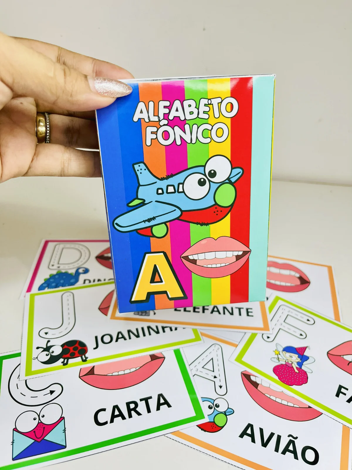 Alfabeto Fônico | Educação Infantil e Anos Iniciais — amostra 5: Ao associar cada letra ao seu respectivo som, a criança…