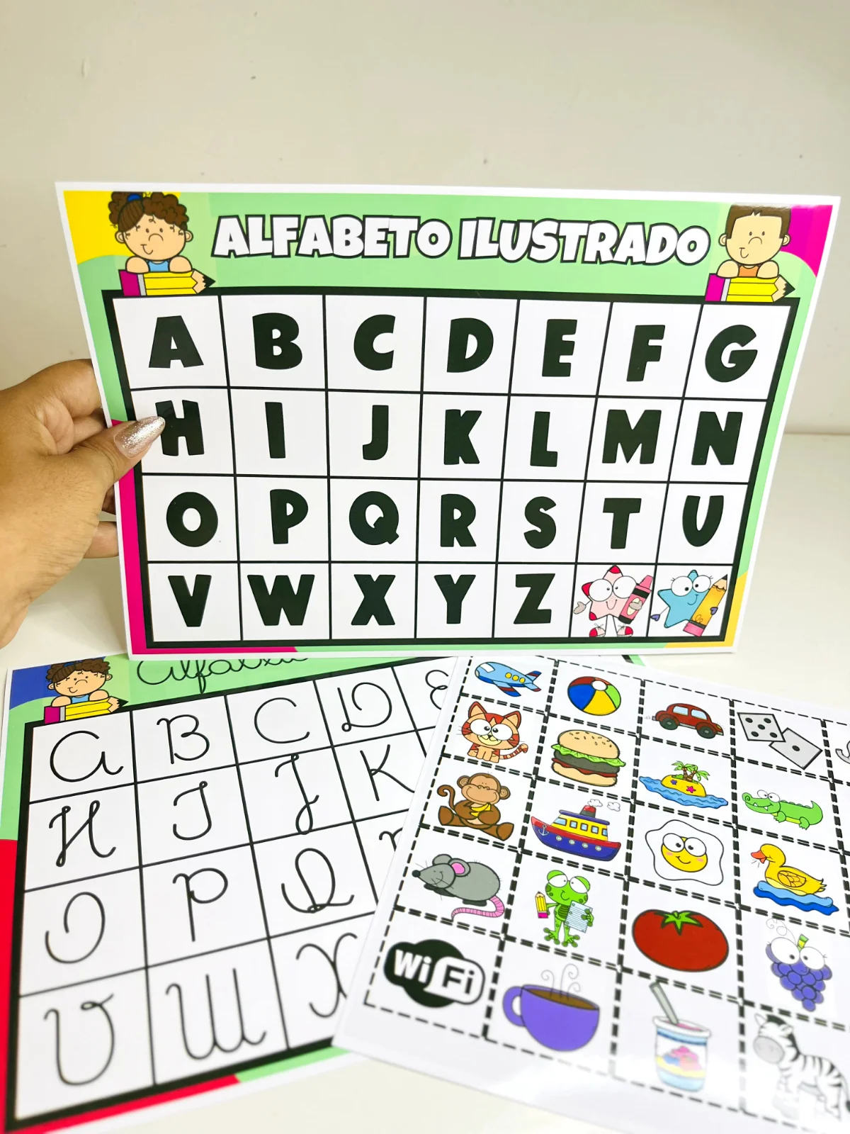 Alfabeto Ilustrado em Letra Bastão e Cursiva (PDF) — amostra 1: Pranchas do alfabeto ilustradas nos quatro tipos de letra…