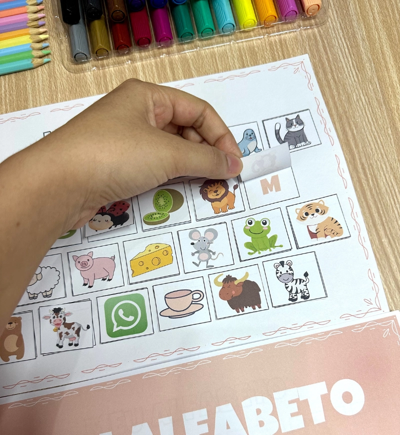 Alfabeto interativo: atividades de recorte e colagem em PDF — capa do material