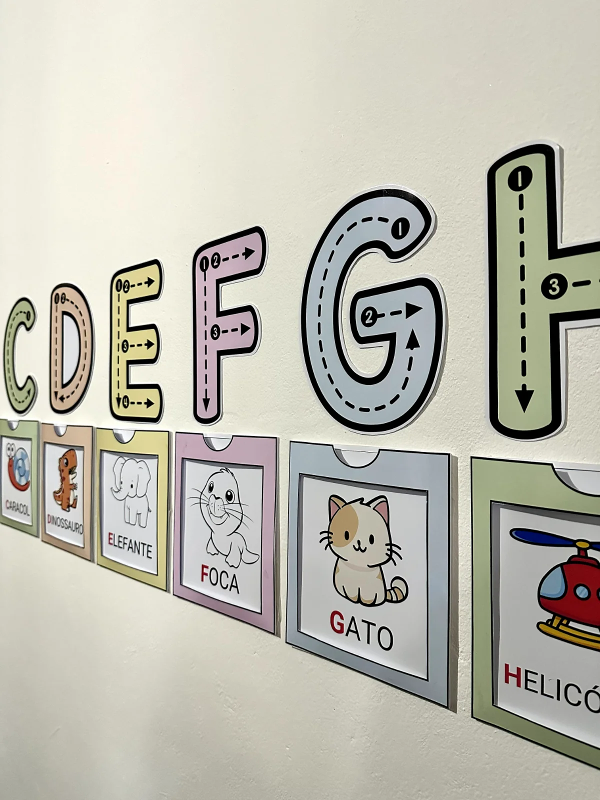Alfabeto Mágico de Parede para Decorar a Sala (PDF) — amostra 7: Alfabeto de parede colorido, com versão para colorir, que…
