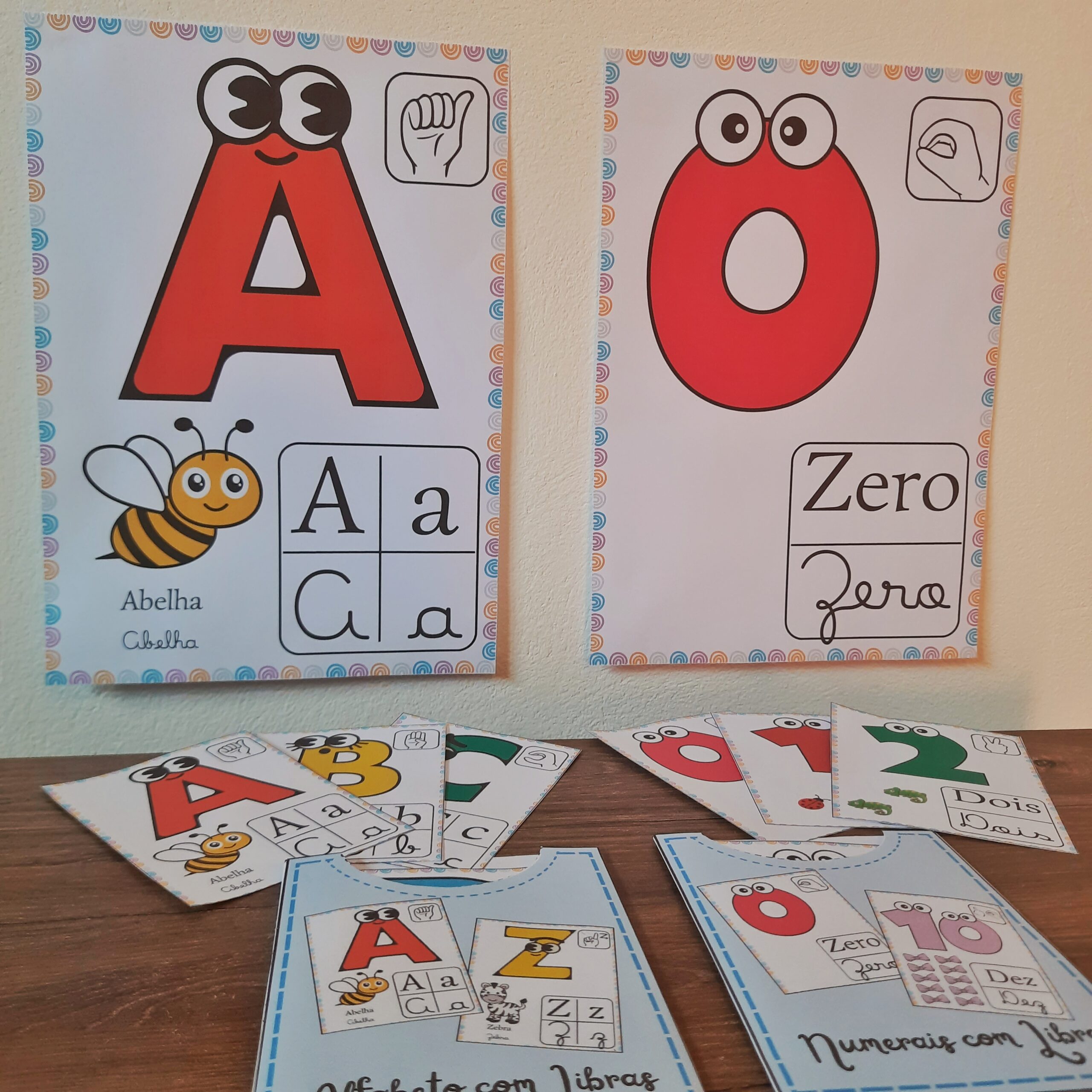 Alfabeto + Numerais (0-10) – Material Pedagógico — amostra 2: Alfabeto de parede ilustrado com letras cursiva, imprensa e…
