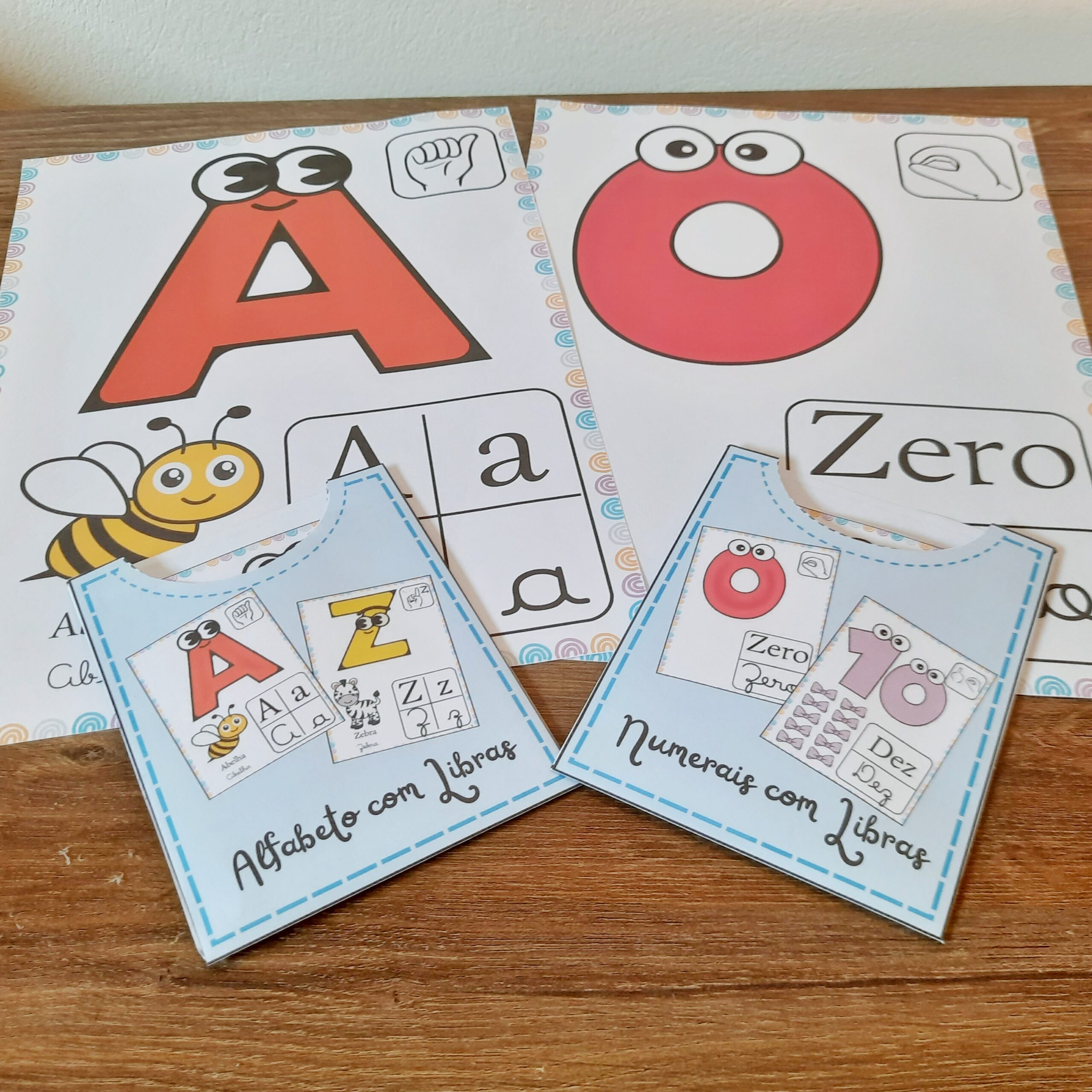 Alfabeto + Numerais (0-10) – Material Pedagógico — amostra 4: Alfabeto de parede ilustrado com letras cursiva, imprensa e…