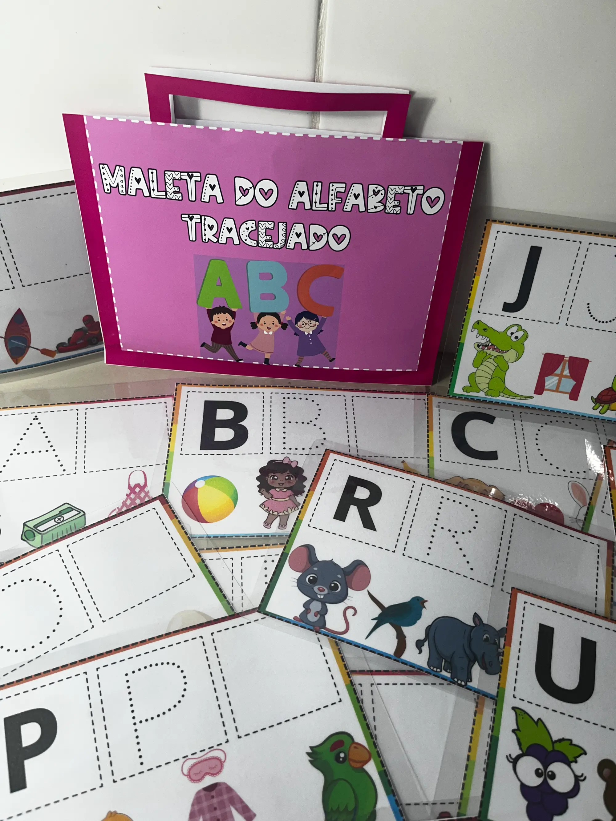 Alfabeto Tracejado: Atividades para Treinar a Escrita das Letras — amostra 2: Material lúdico com o alfabeto completo de A…