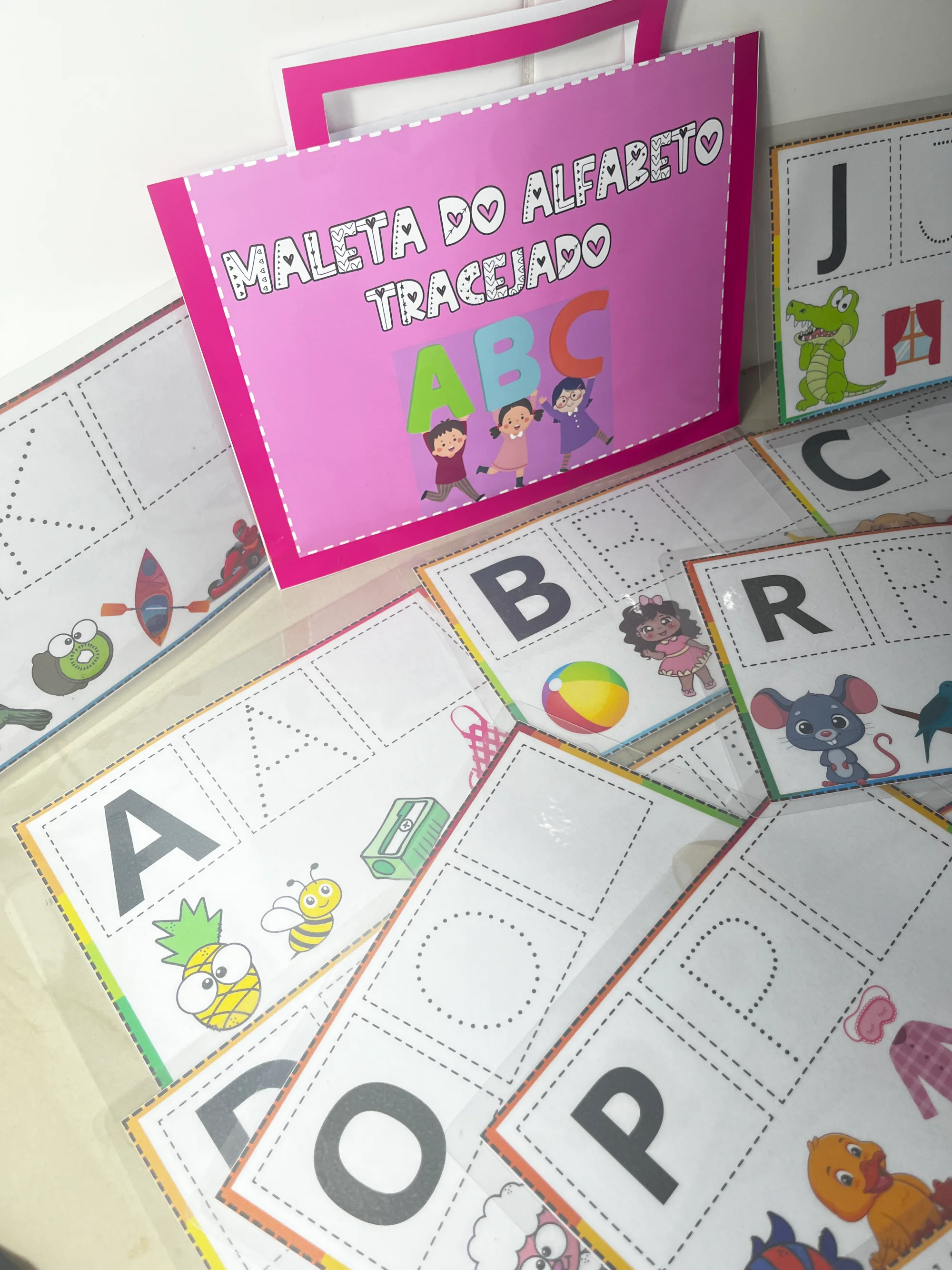 Alfabeto Tracejado: Atividades para Treinar a Escrita das Letras — amostra 4: Material lúdico com o alfabeto completo de A…