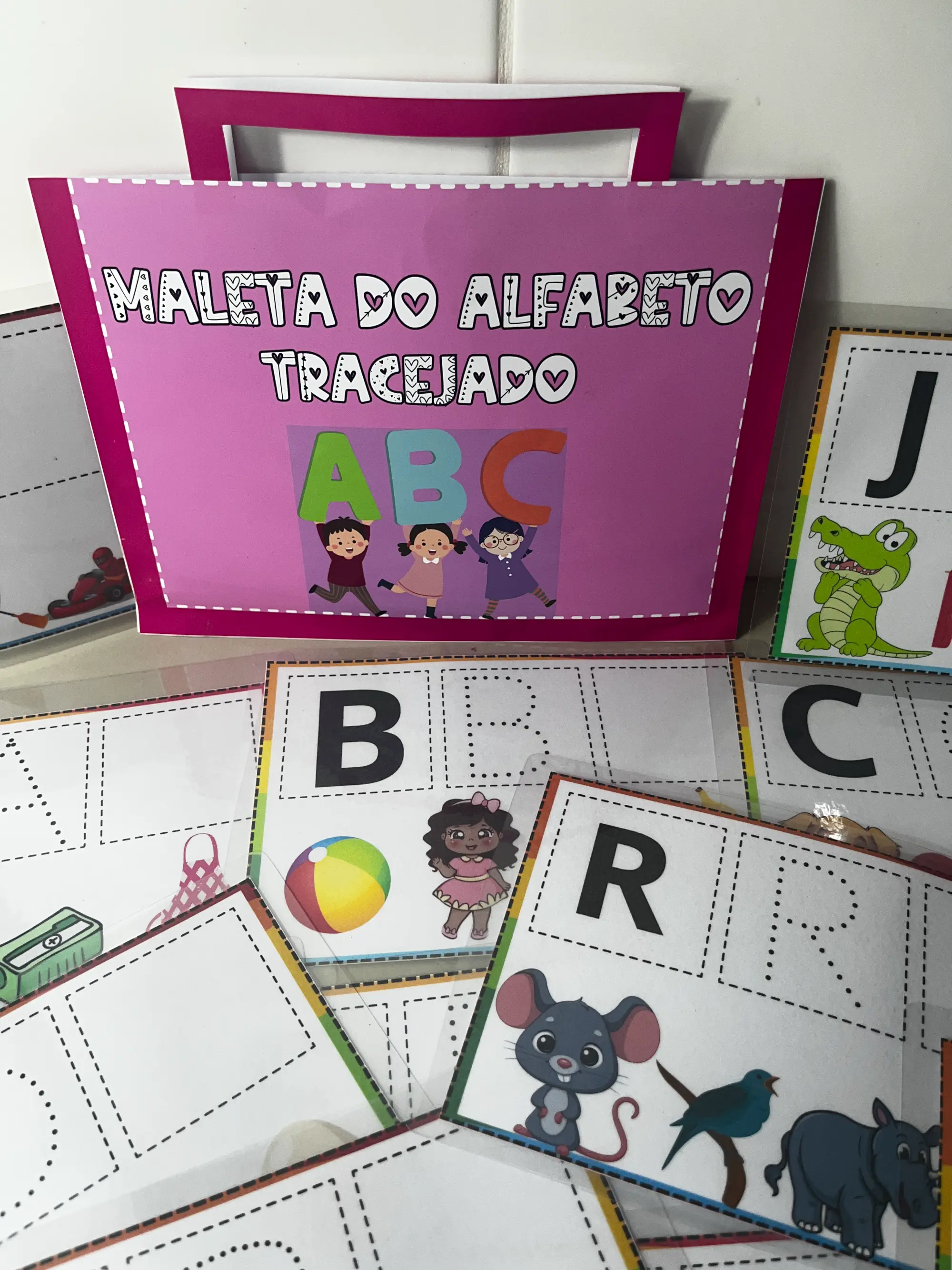 Alfabeto Tracejado: Atividades para Treinar a Escrita das Letras — amostra 5: Material lúdico com o alfabeto completo de A…