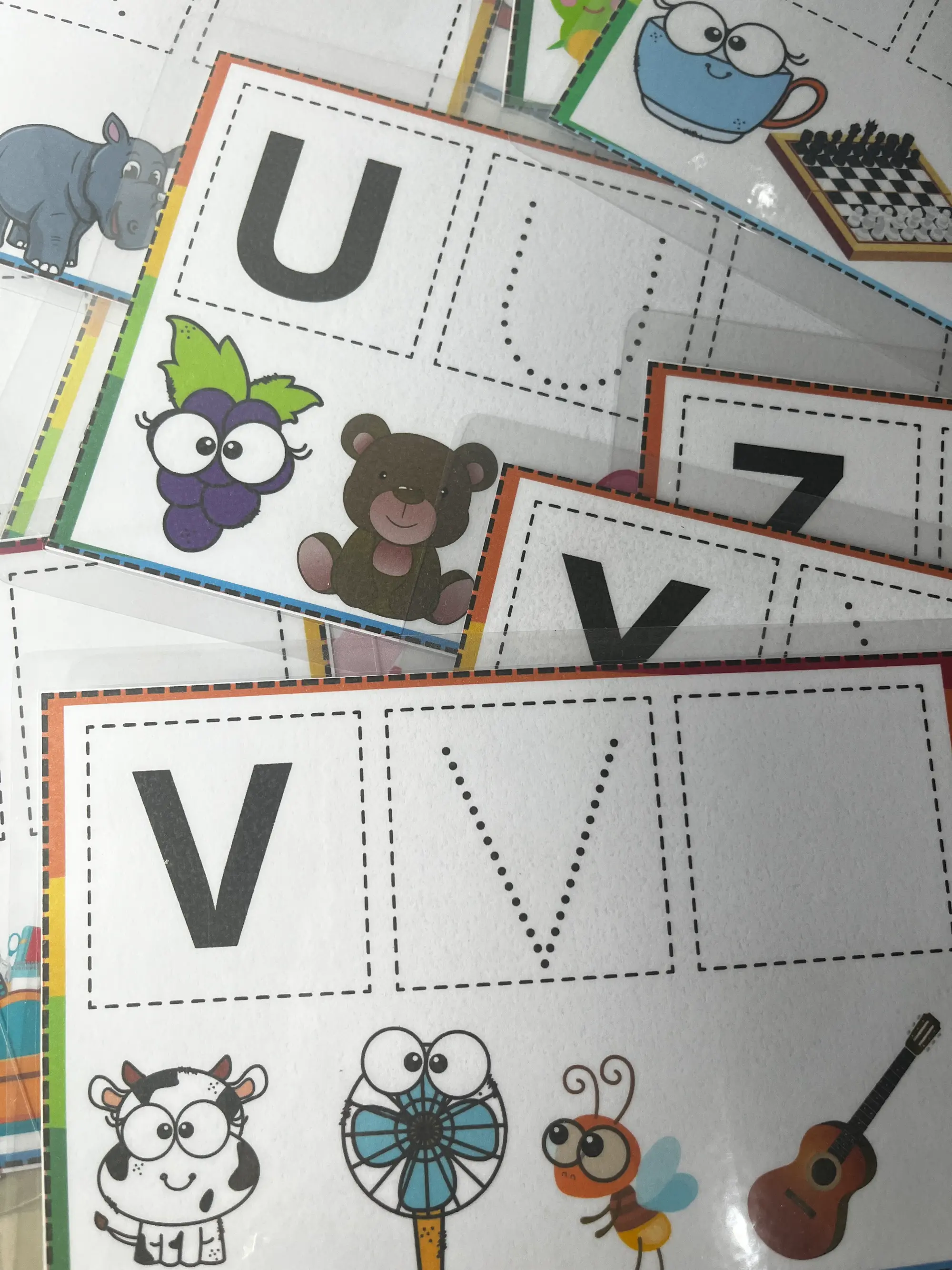 Alfabeto Tracejado: Atividades para Treinar a Escrita das Letras — amostra 7: Material lúdico com o alfabeto completo de A…