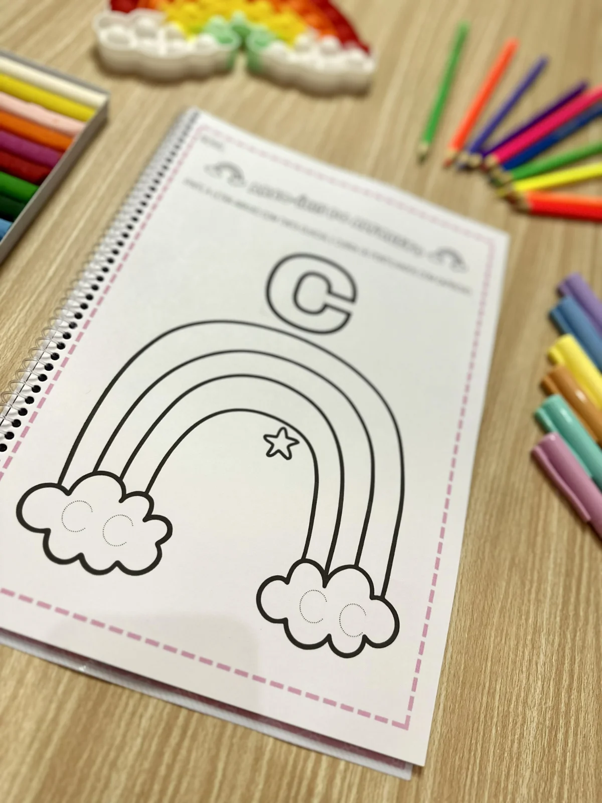 Apostila Arco - íris do alfabeto – Material Pedagógico — amostra 2: A apostila possui 26 páginas de atividades, com uma…