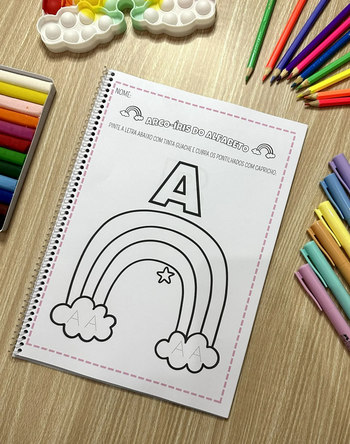 Apostila Arco - íris do alfabeto – Material Pedagógico — amostra 4: A apostila possui 26 páginas de atividades, com uma…