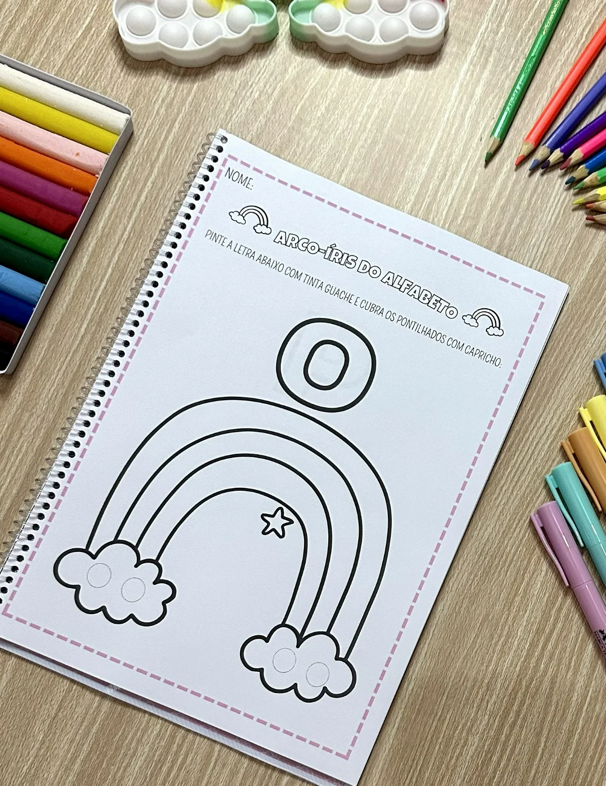 Apostila Arco - íris do alfabeto – Material Pedagógico — amostra 6: A apostila possui 26 páginas de atividades, com uma…