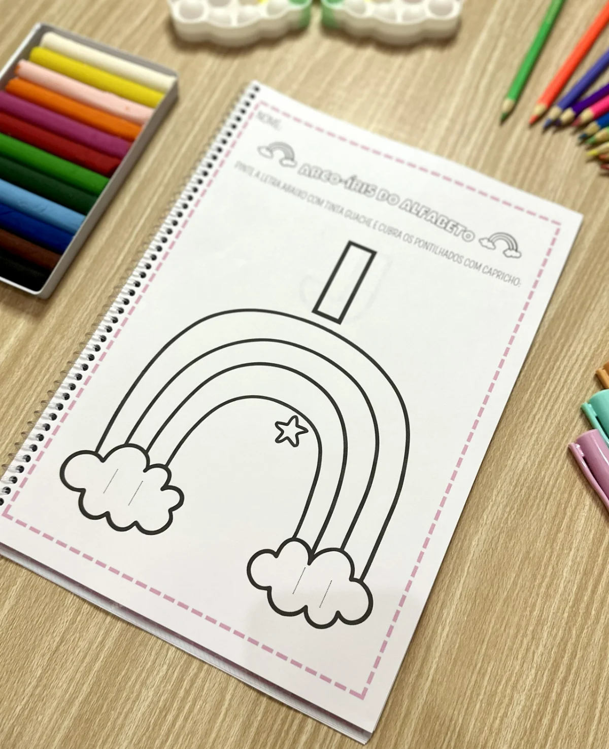 Apostila Arco - íris do alfabeto – Material Pedagógico — amostra 7: A apostila possui 26 páginas de atividades, com uma…