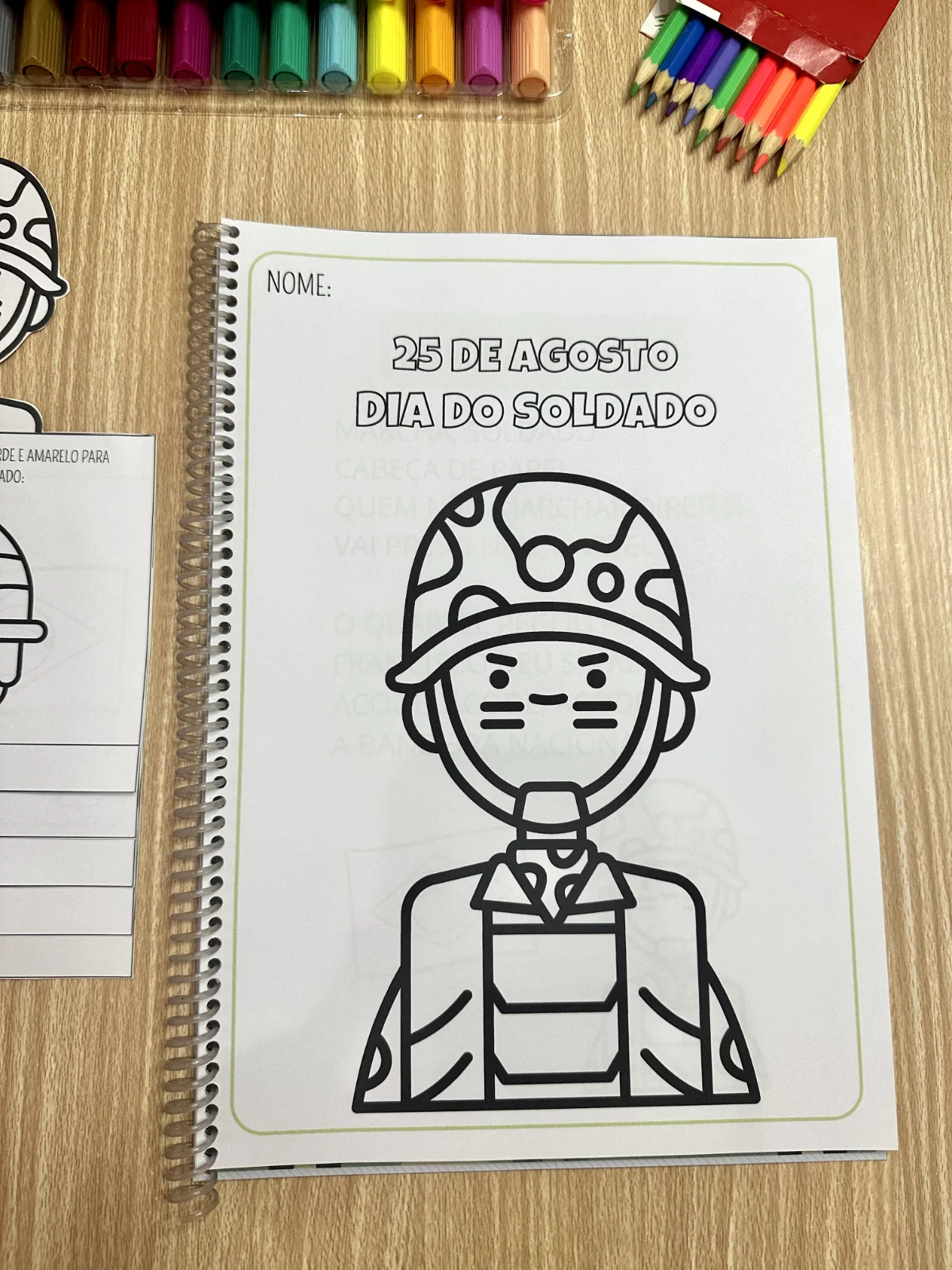 Apostila de atividades dia do soldado — amostra 2: A apostila de atividades Dia do Soldado inclui 14 páginas com propostas…