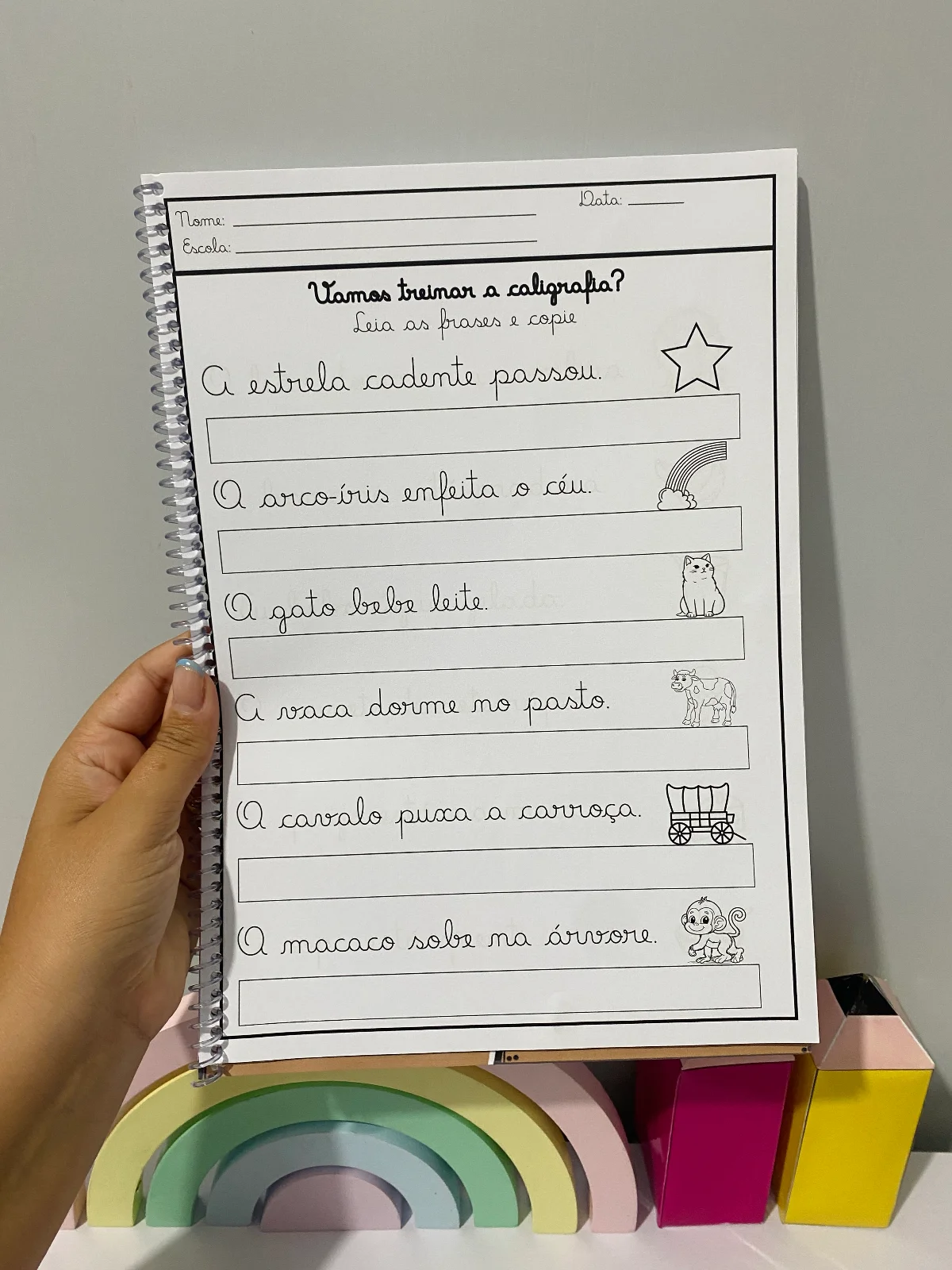 Apostila de Caligrafia com Frases Curtas: Escrita e Alfabetização — amostra 4: Aprimore a letra e a leitura dos seus alunos Apostila de Caligrafia com Frases Curtas: Escrita e Alfabetização — amostra 4: Aprimore a letra e a leitura dos seus alunos