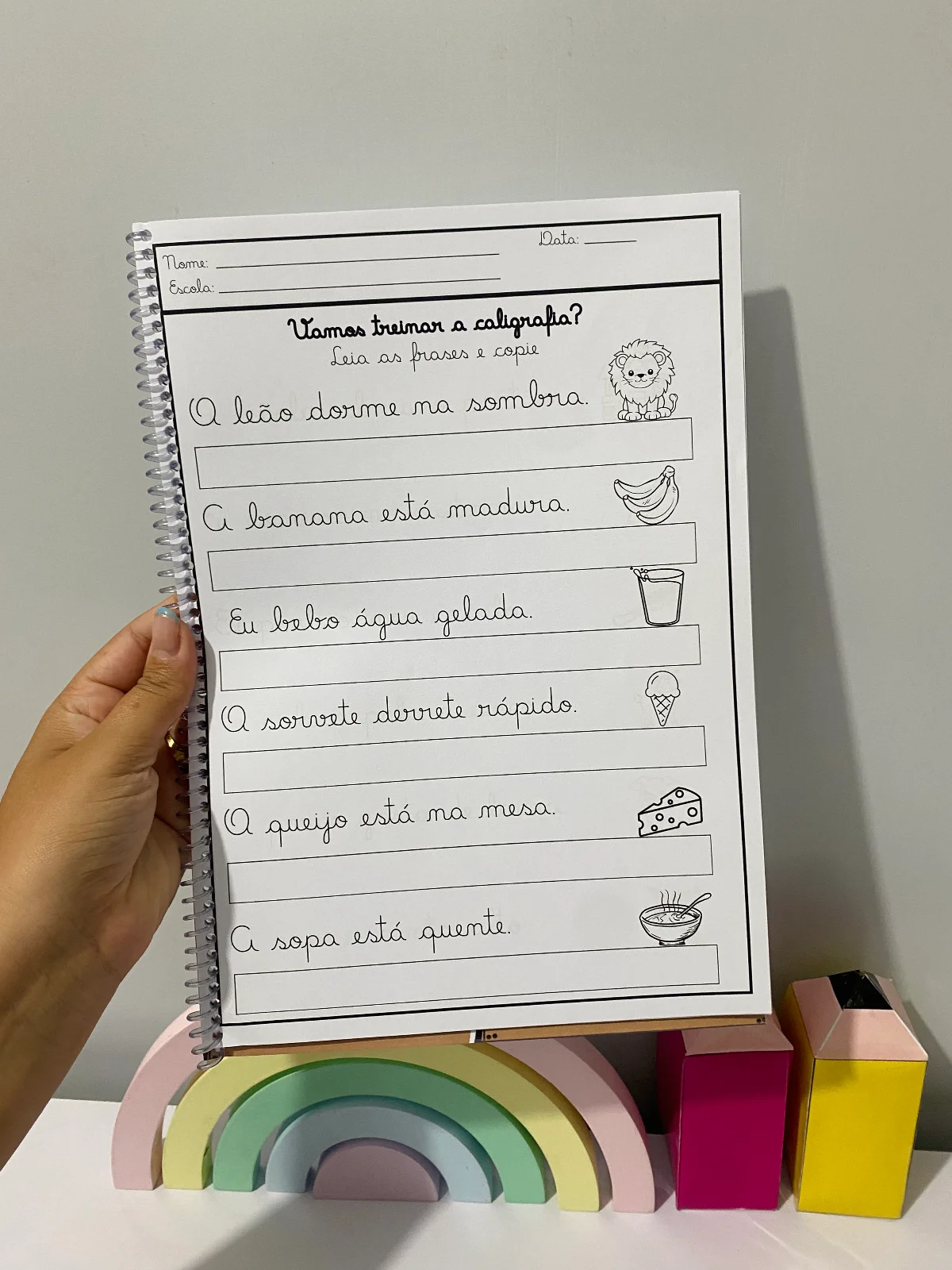 Apostila de Caligrafia com Frases Curtas: Escrita e Alfabetização — amostra 5: Aprimore a letra e a leitura dos seus alunos Apostila de Caligrafia com Frases Curtas: Escrita e Alfabetização — amostra 5: Aprimore a letra e a leitura dos seus alunos
