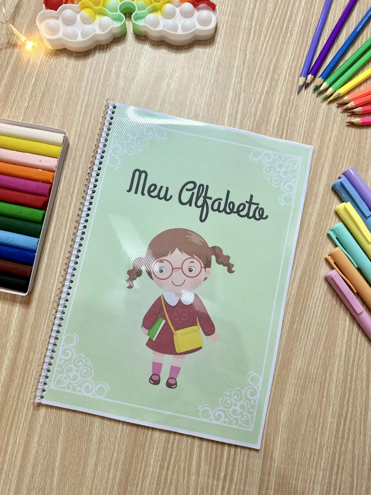 Apostila Meu alfabeto – Material Pedagógico — Alfabetização para Educação Infantil: A apostila Meu Alfabeto possui 26…