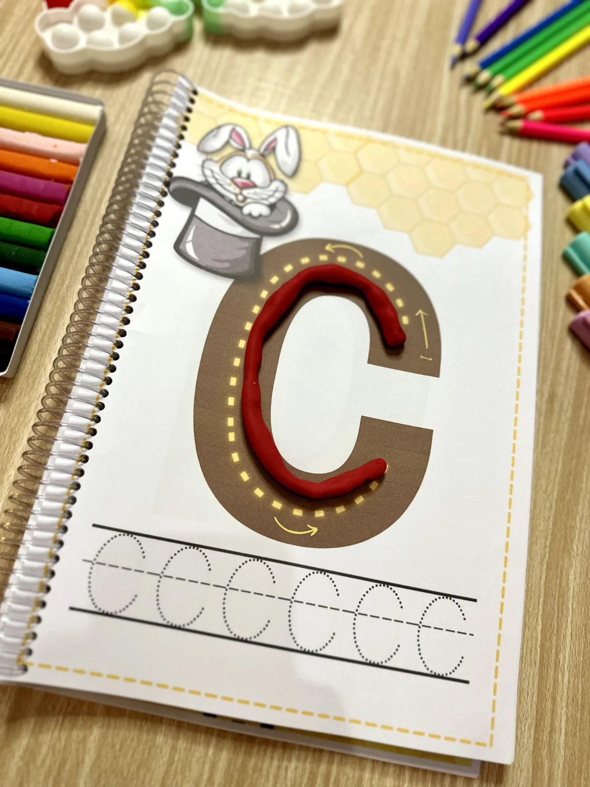 Apostila Traçando as Letras: 86 Páginas em PDF — amostra 7: Apostila com 86 páginas de traçado, cobertura e escrita das…