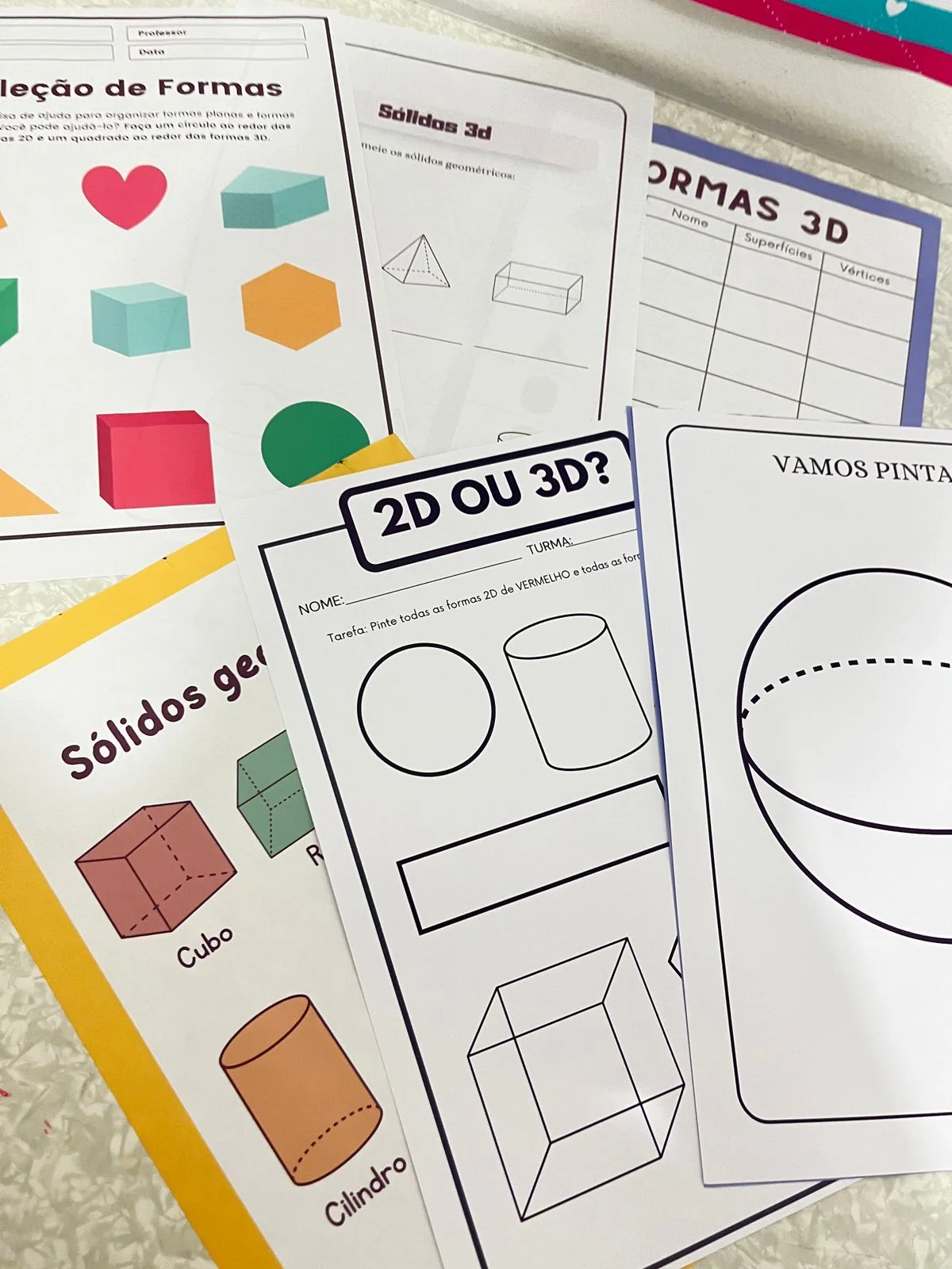 Arquivo Pedagógico de Sólidos Geométricos – Cartaz + Figuras para Montar + Atividades — amostra 1: Este material completo é…