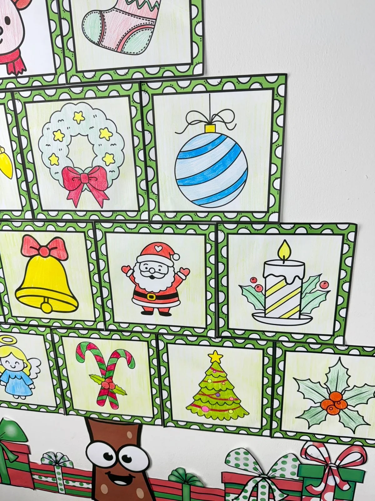 Árvore colaborativa de Natal — amostra 1: *Painel de Natal colaborativo* São 15 figuras para as crianças pintarem e…