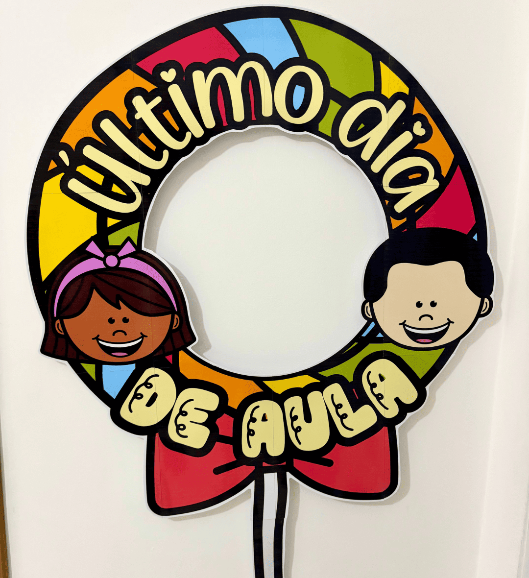 Bambolê Último Dia de Aula: Decoração em PDF para Fotos — Datas comemorativas para Educação Infantil: Prepare um cenário…