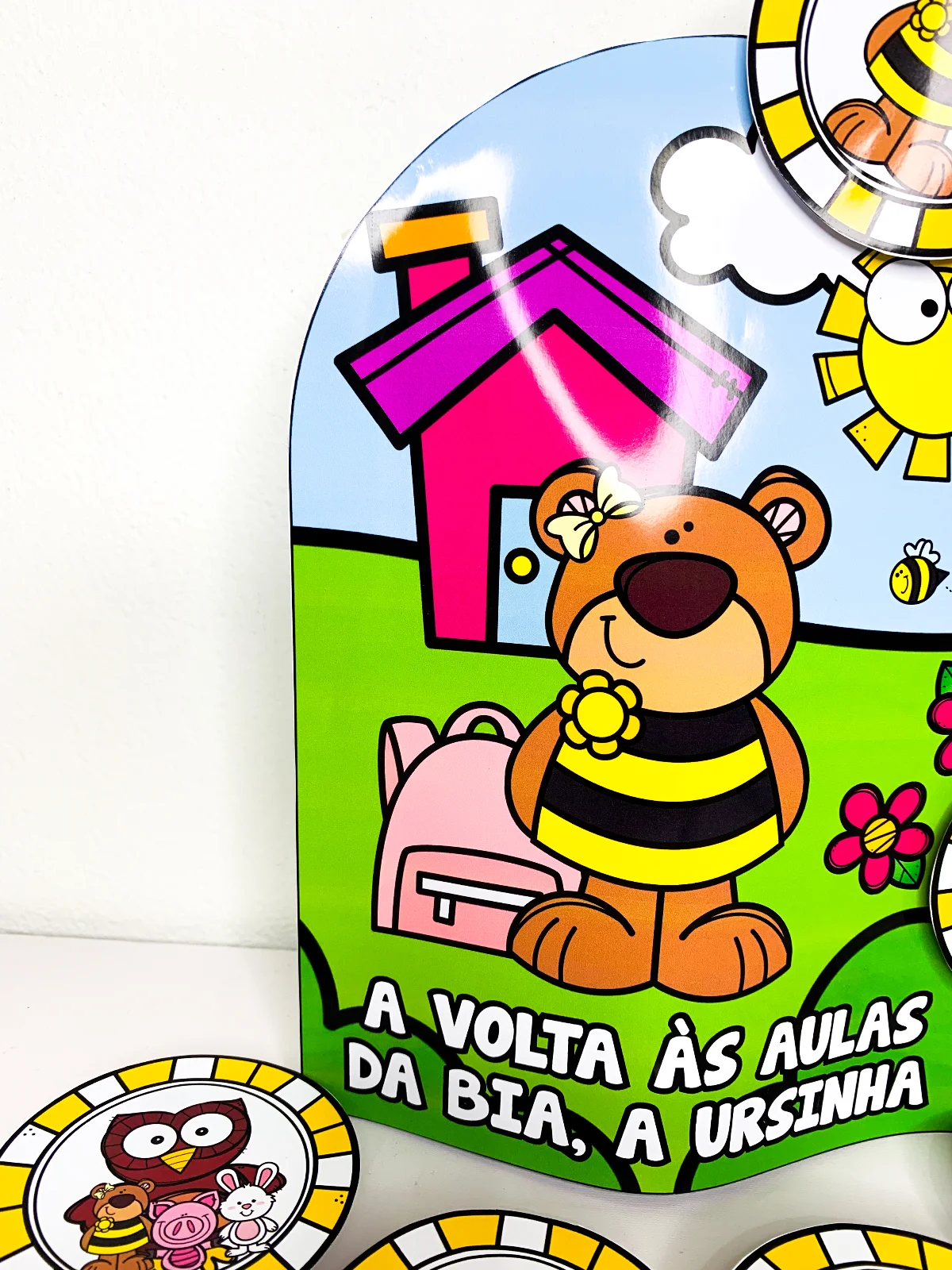 Bia Volta às Aulas – Luva Pedagógica de Acolhimento — amostra 3: A Bia Volta às Aulas é uma luva pedagógica encantadora…