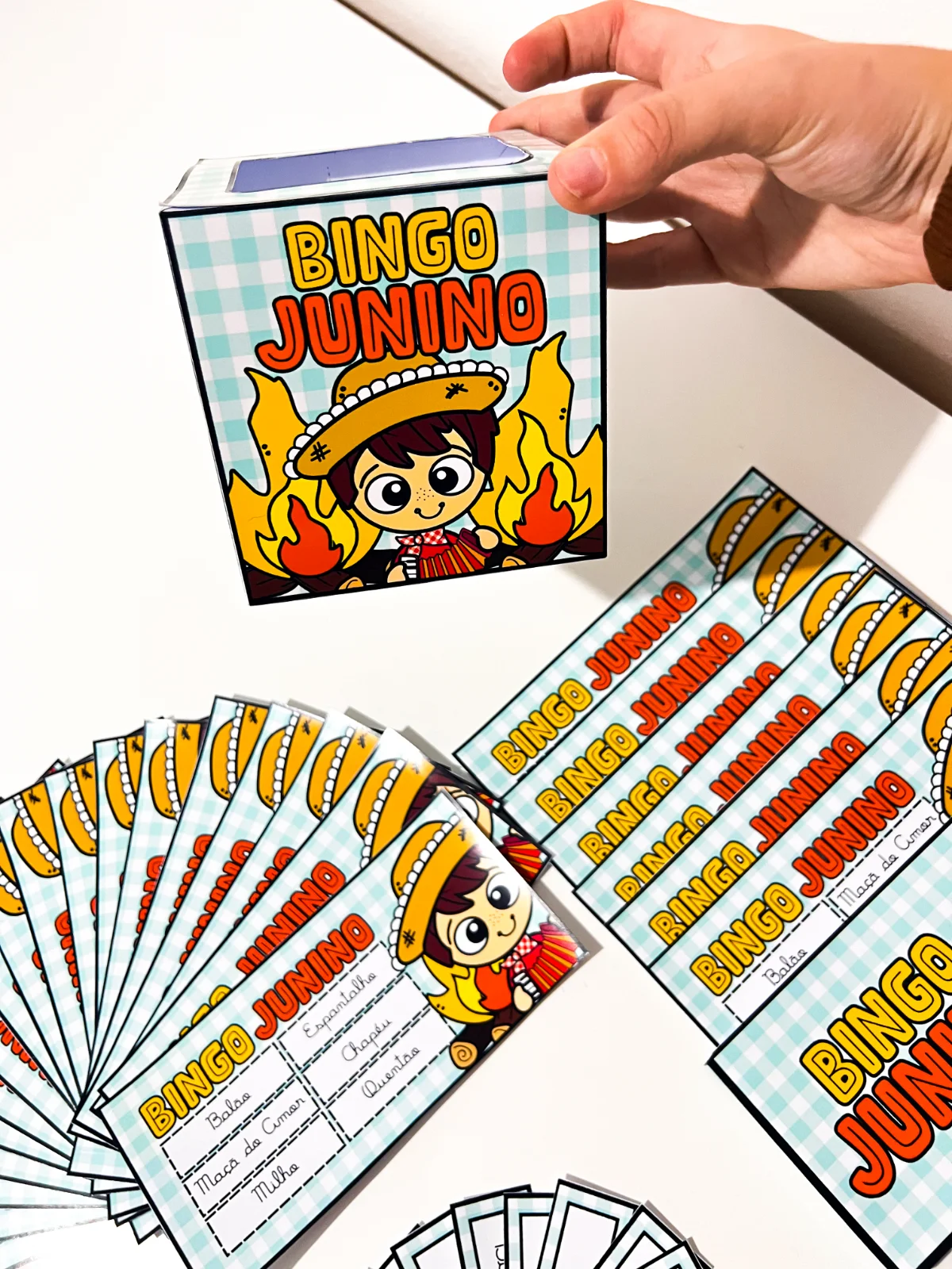 Bingo Junino Letra Cursiva – Material Pedagógico — amostra 4: Este bingo torna o aprendizado mais divertido, ajuda no…
