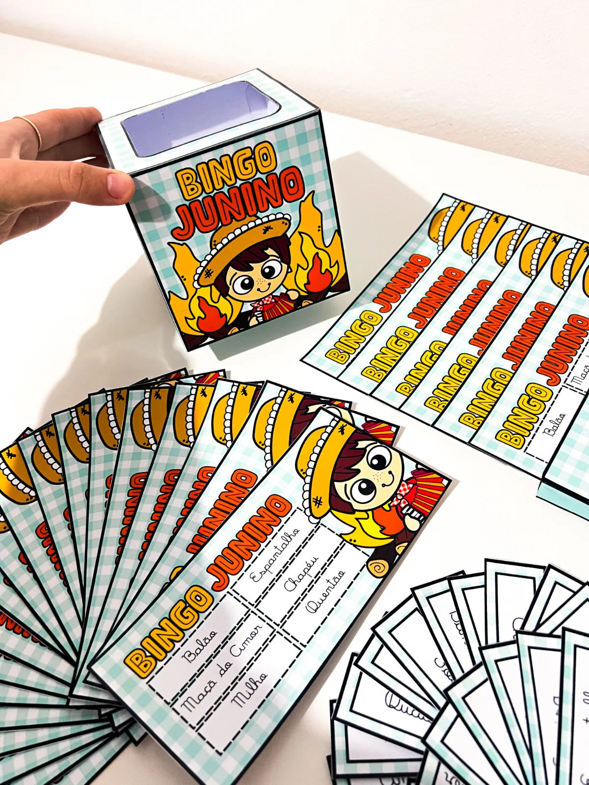 Bingo Junino Letra Cursiva – Material Pedagógico — amostra 6: Este bingo torna o aprendizado mais divertido, ajuda no…
