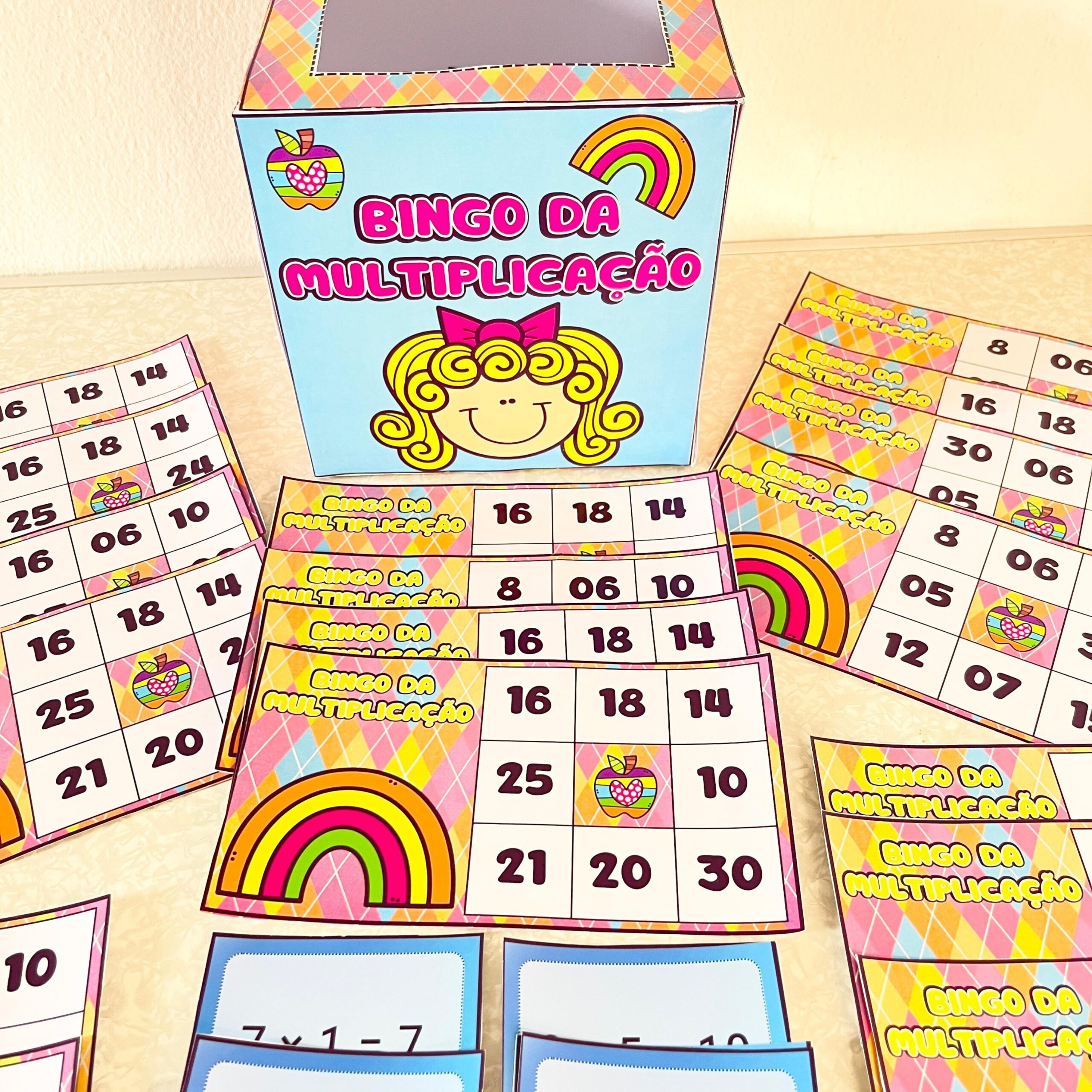 Bingo multiplicação – Material Pedagógico — Matemática para Todas as séries: 32 fichas 32 cards para sorteio Caixa inclusa…