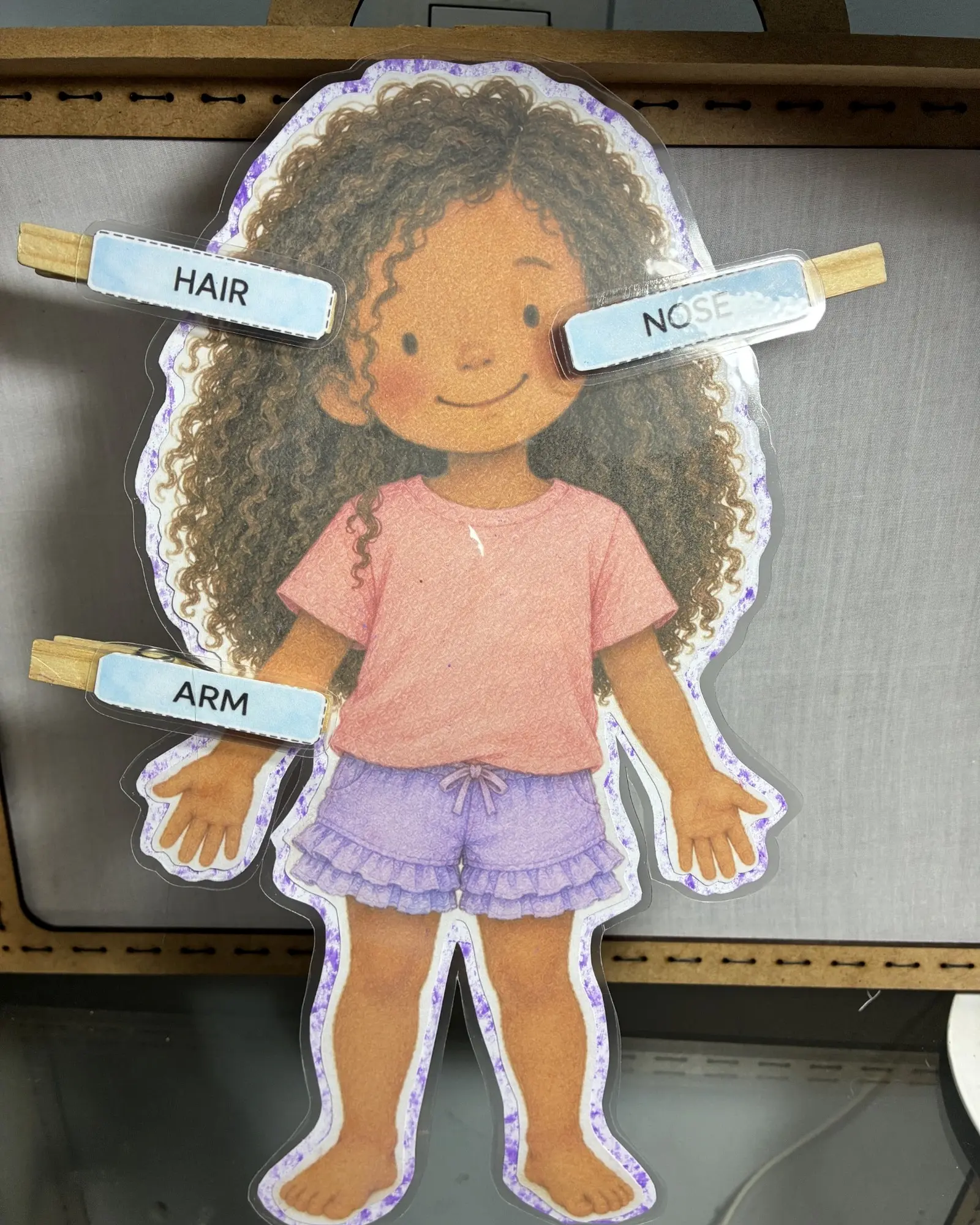 Body Parts - Prenda e Nomeie - Brinque e Aprenda — amostra 1: Prenda e Nomeie – Partes do Corpo em Inglês