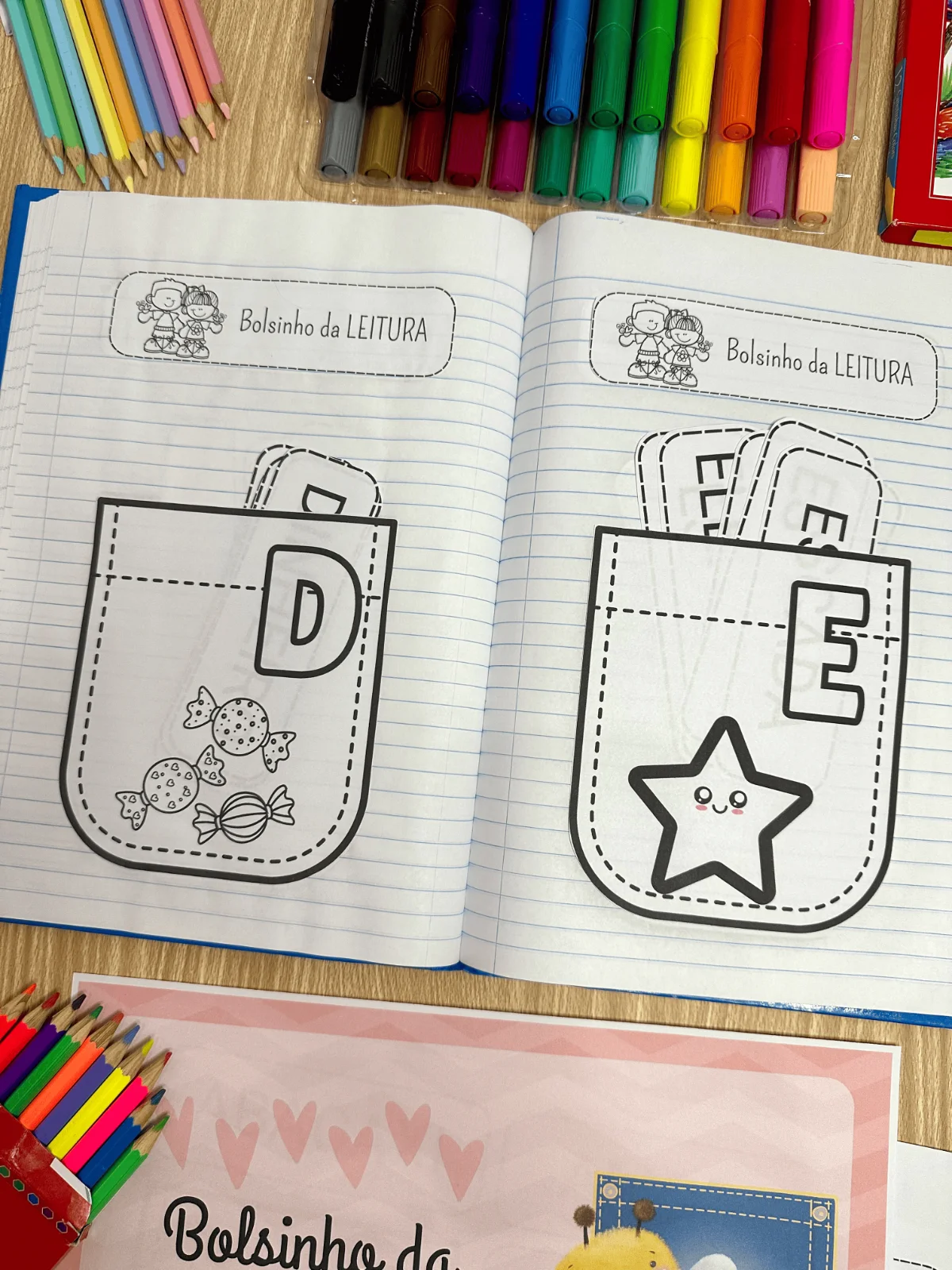 Bolsinho da Leitura + 2 Bônus — amostra 1: Material com 26 atividades interativas para desenvolver a leitura e o… Bolsinho da Leitura + 2 Bônus — amostra 1: Material com 26 atividades interativas para desenvolver a leitura e o…