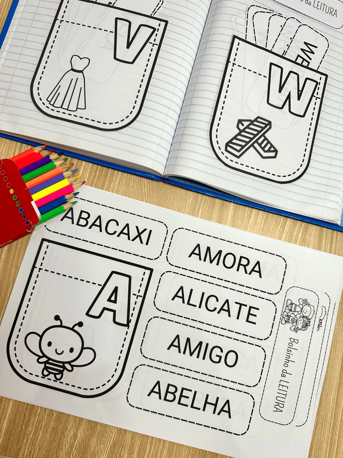 Bolsinho da Leitura + 2 Bônus — amostra 2: Material com 26 atividades interativas para desenvolver a leitura e o… Bolsinho da Leitura + 2 Bônus — amostra 2: Material com 26 atividades interativas para desenvolver a leitura e o…