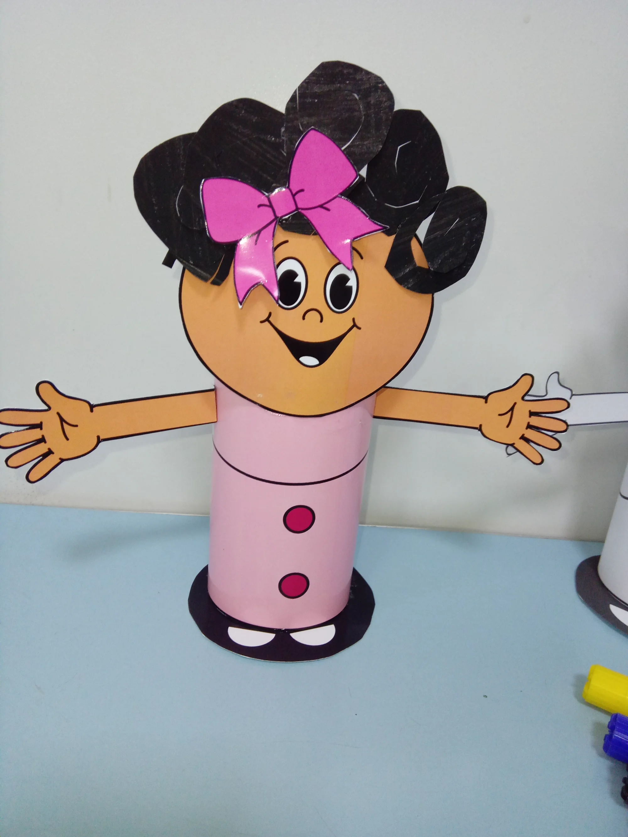 Boneca 3D – Menina Bonita do Laço de Fita 🩷 — amostra 1: Encante seus alunos com essa linda boneca 3D inspirada na…