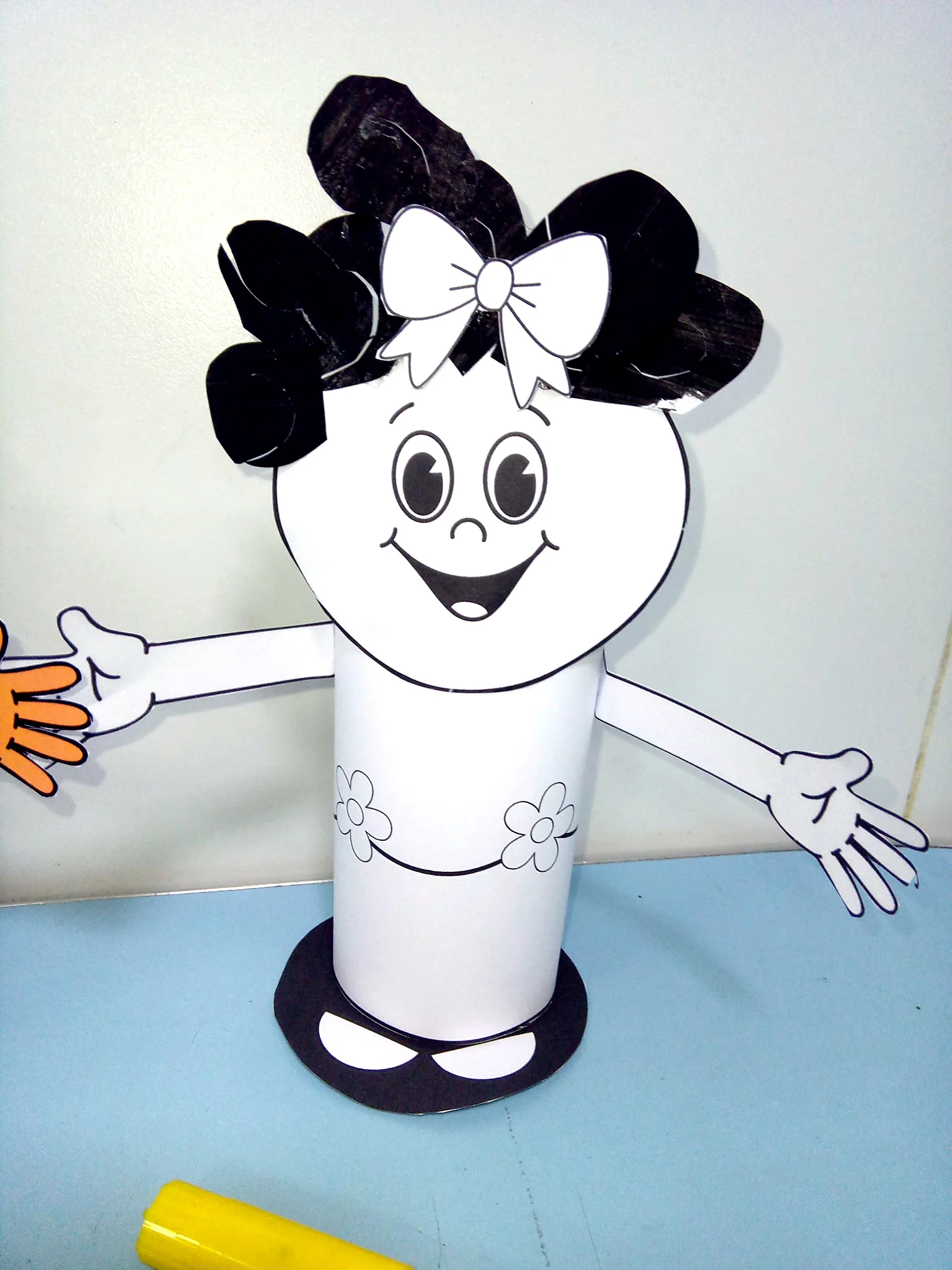 Boneca Menina Bonita do Laço de Fita em Papel 3D — amostra 1: Boneca 3D Menina Bonita do Laço de Fita, com cabelo cacheado,…