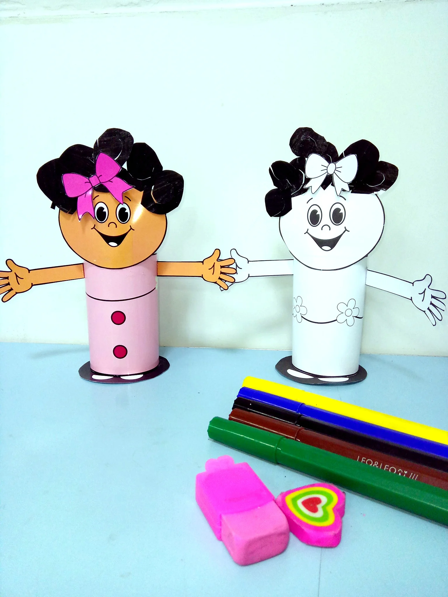 Boneca Menina Bonita do Laço de Fita em Papel 3D — amostra 3: Boneca 3D Menina Bonita do Laço de Fita, com cabelo cacheado,…