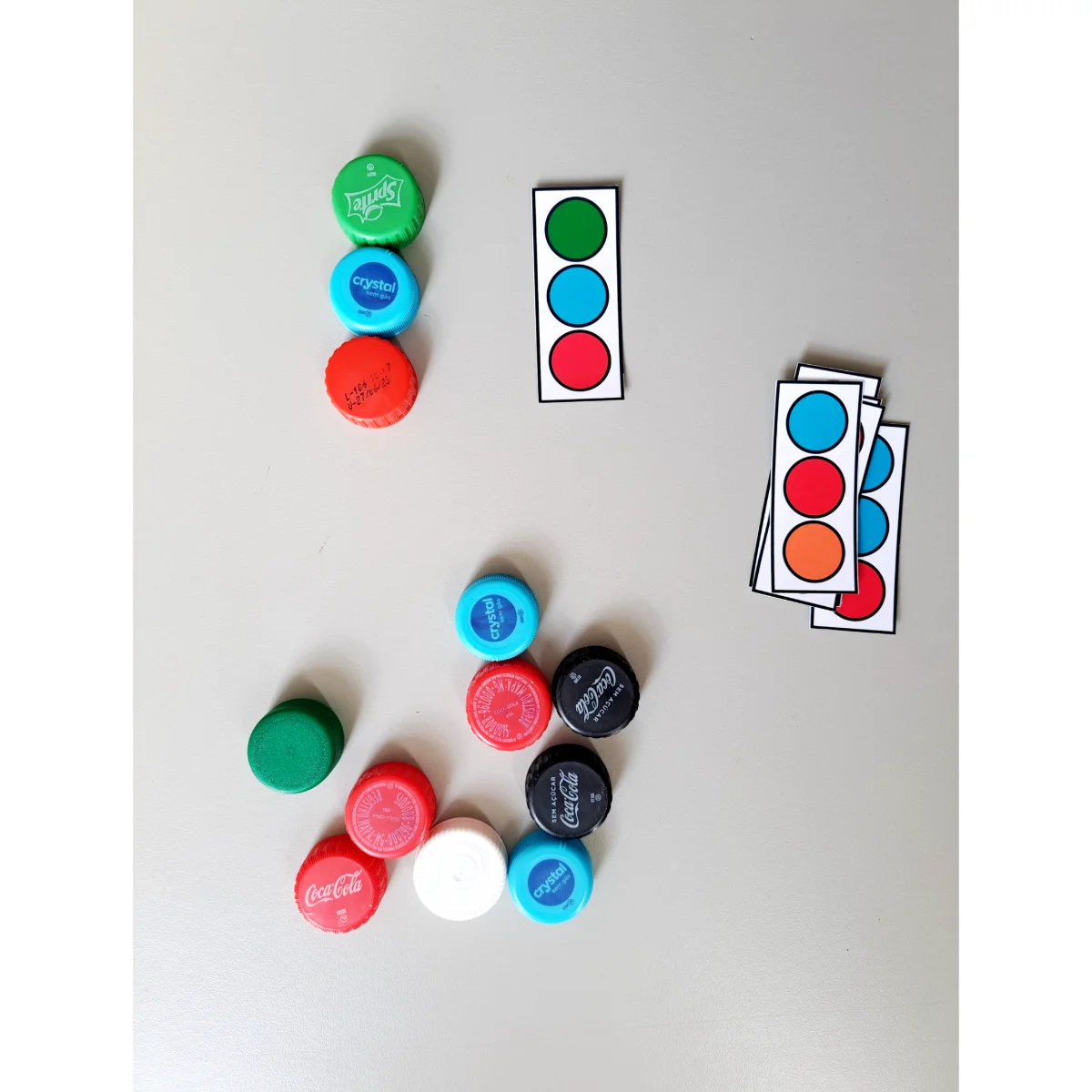Brincadeiras Cores com Tampinhas — amostra 2: Atividade lúdica para trabalhar cores e sequências Brincadeiras Cores com Tampinhas — amostra 2: Atividade lúdica para trabalhar cores e sequências