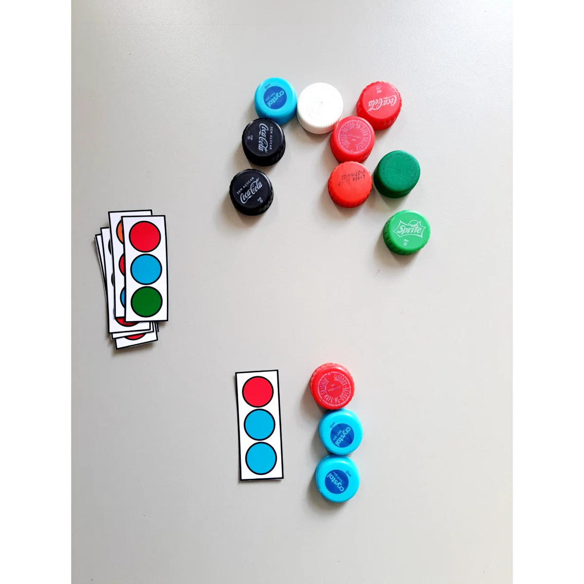 Brincadeiras Cores com Tampinhas — Ciências para Educação Infantil: Atividade lúdica para trabalhar cores e sequências