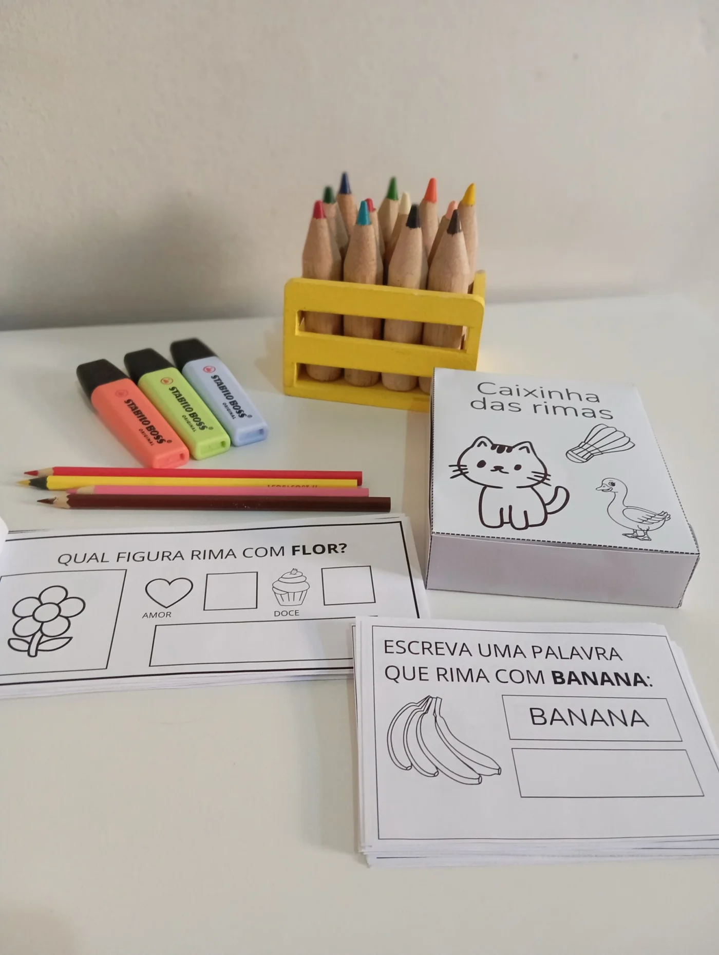 Caixa e carnê das rimas — amostra 3: Carnê das Rimas + Caixinha das Rimas A criança explora o mundo das palavras de forma…