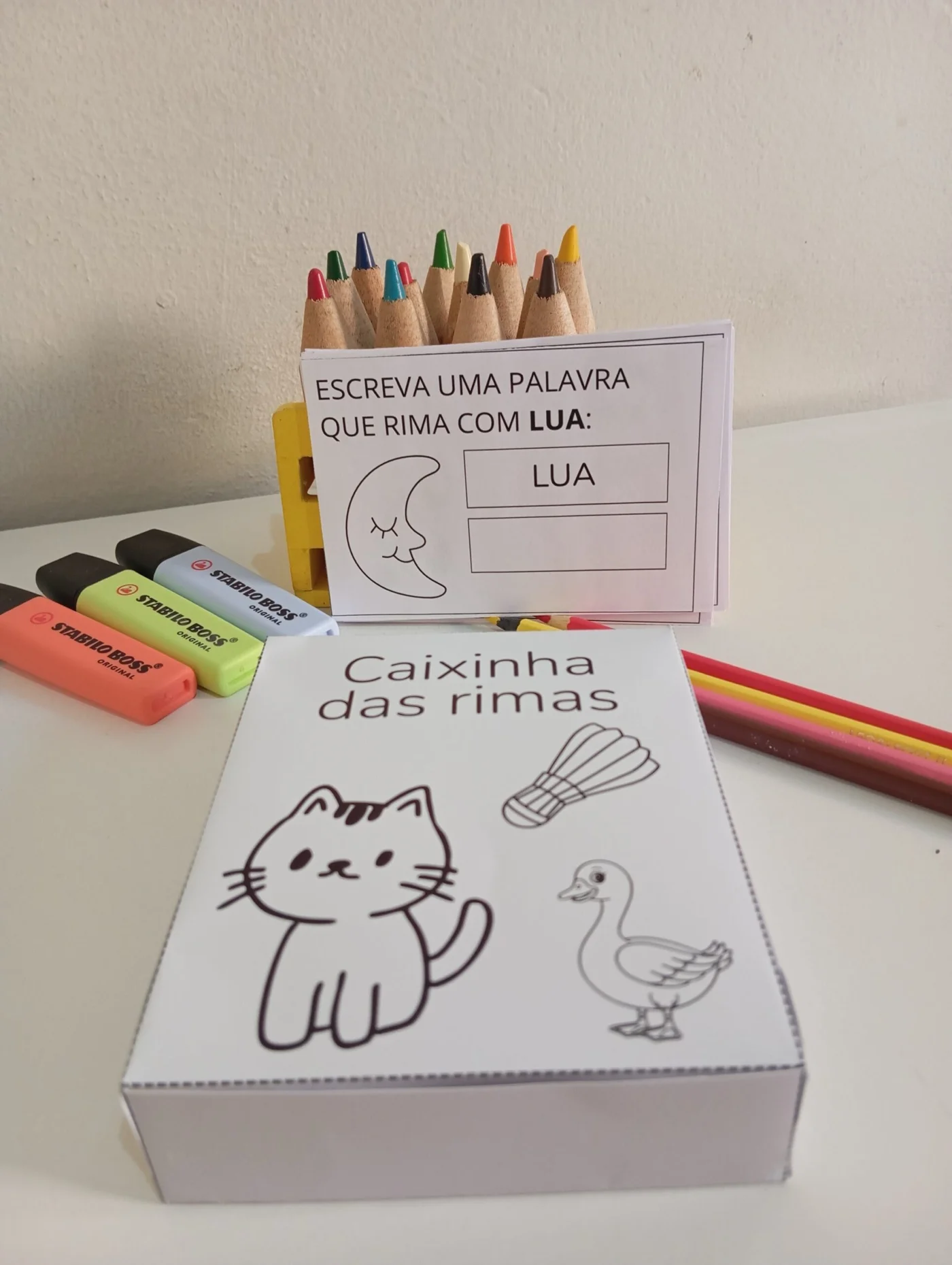 Caixa e carnê das rimas — amostra 4: Carnê das Rimas + Caixinha das Rimas A criança explora o mundo das palavras de forma…